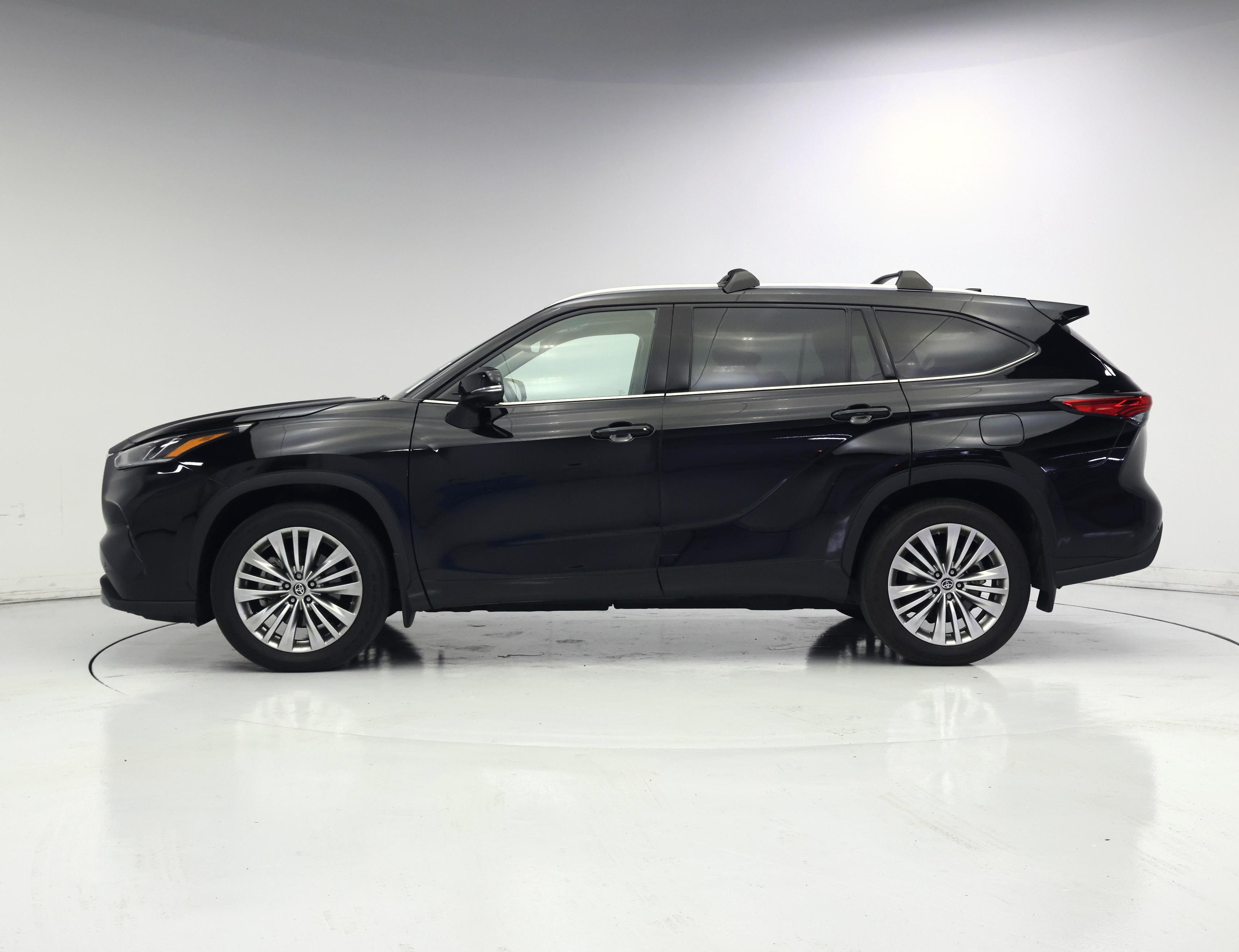 Thumbnail: 2022 Toyota Highlander - 3