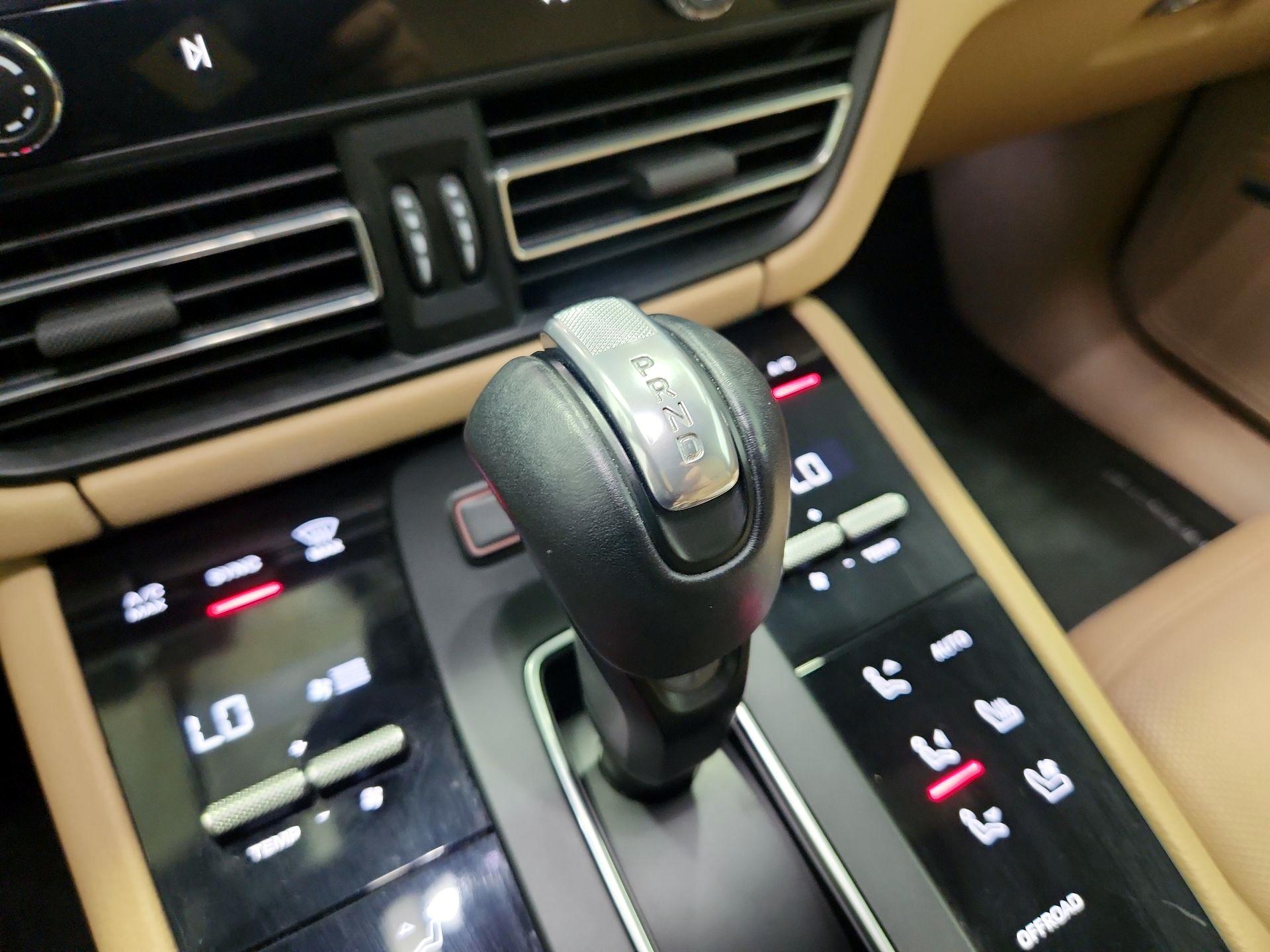 Thumbnail: 2022 Porsche Macan - 18