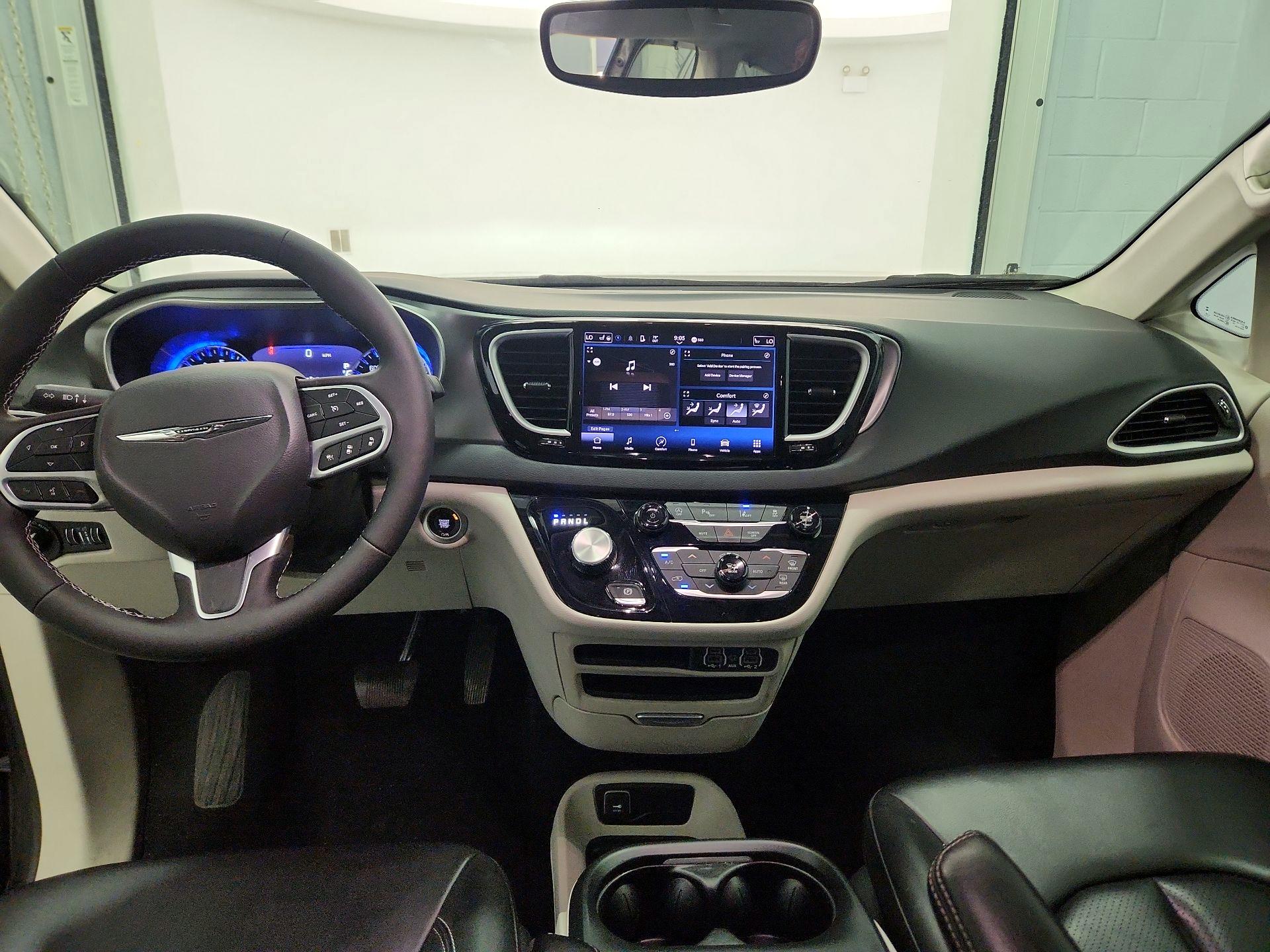 Thumbnail: 2023 Chrysler Pacifica - 9