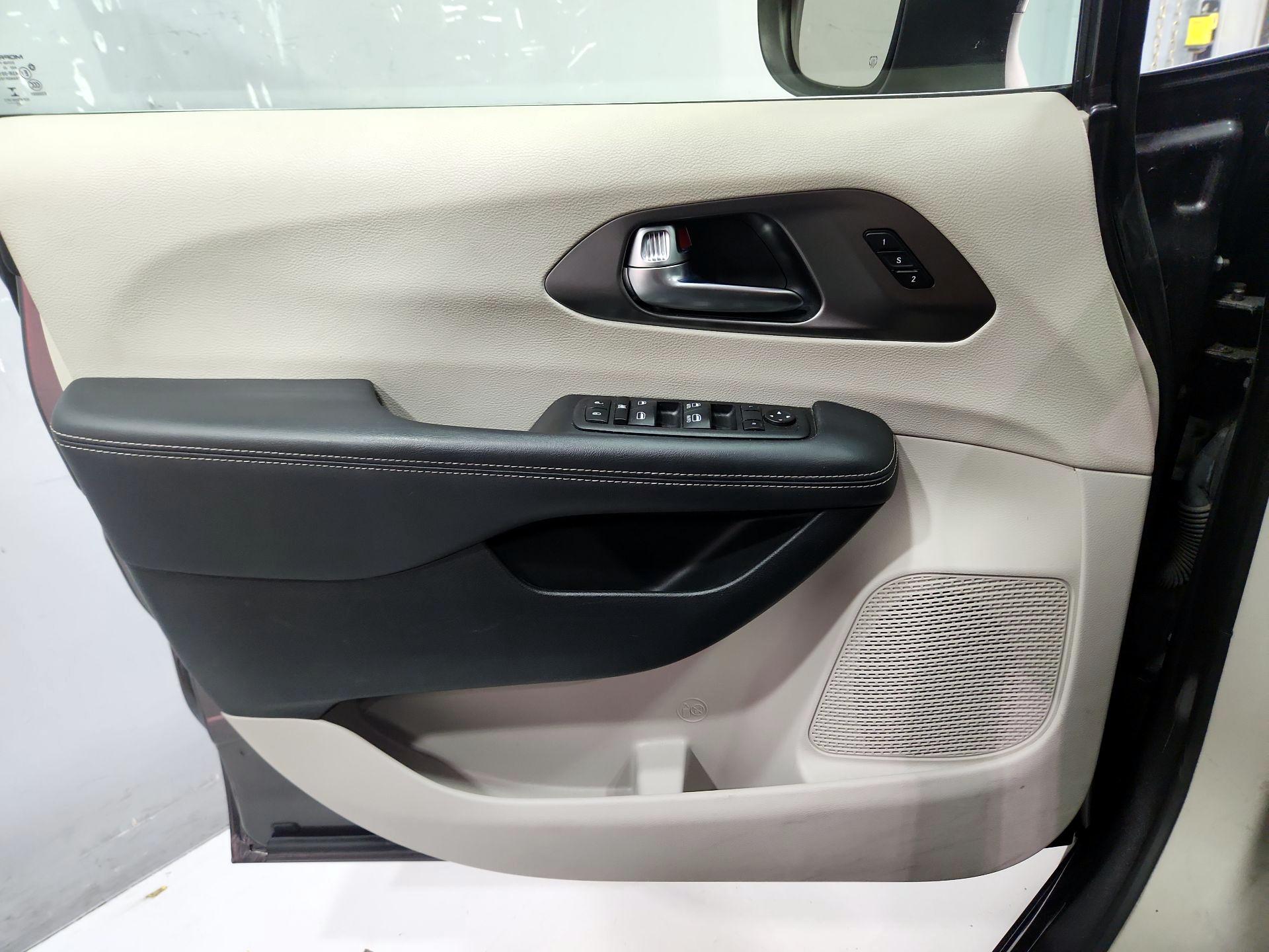 Thumbnail: 2023 Chrysler Pacifica - 12