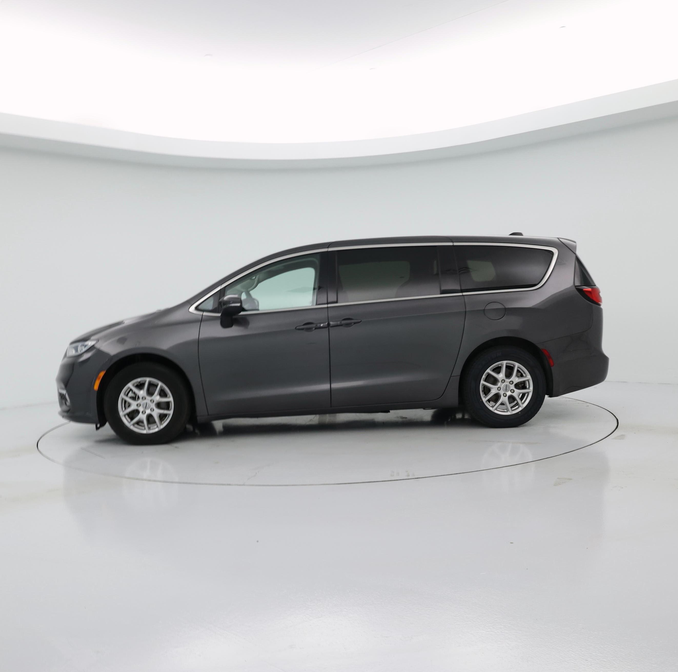 Thumbnail: 2023 Chrysler Pacifica - 3