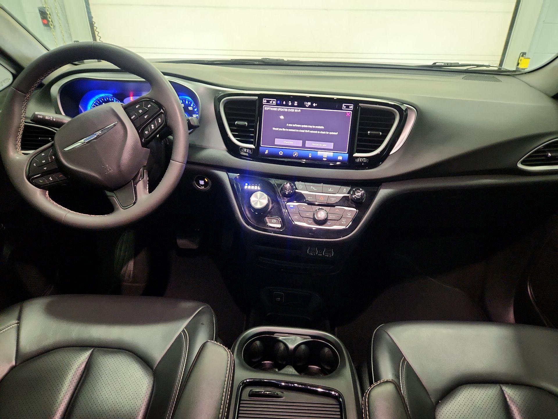 Thumbnail: 2023 Chrysler Pacifica - 9