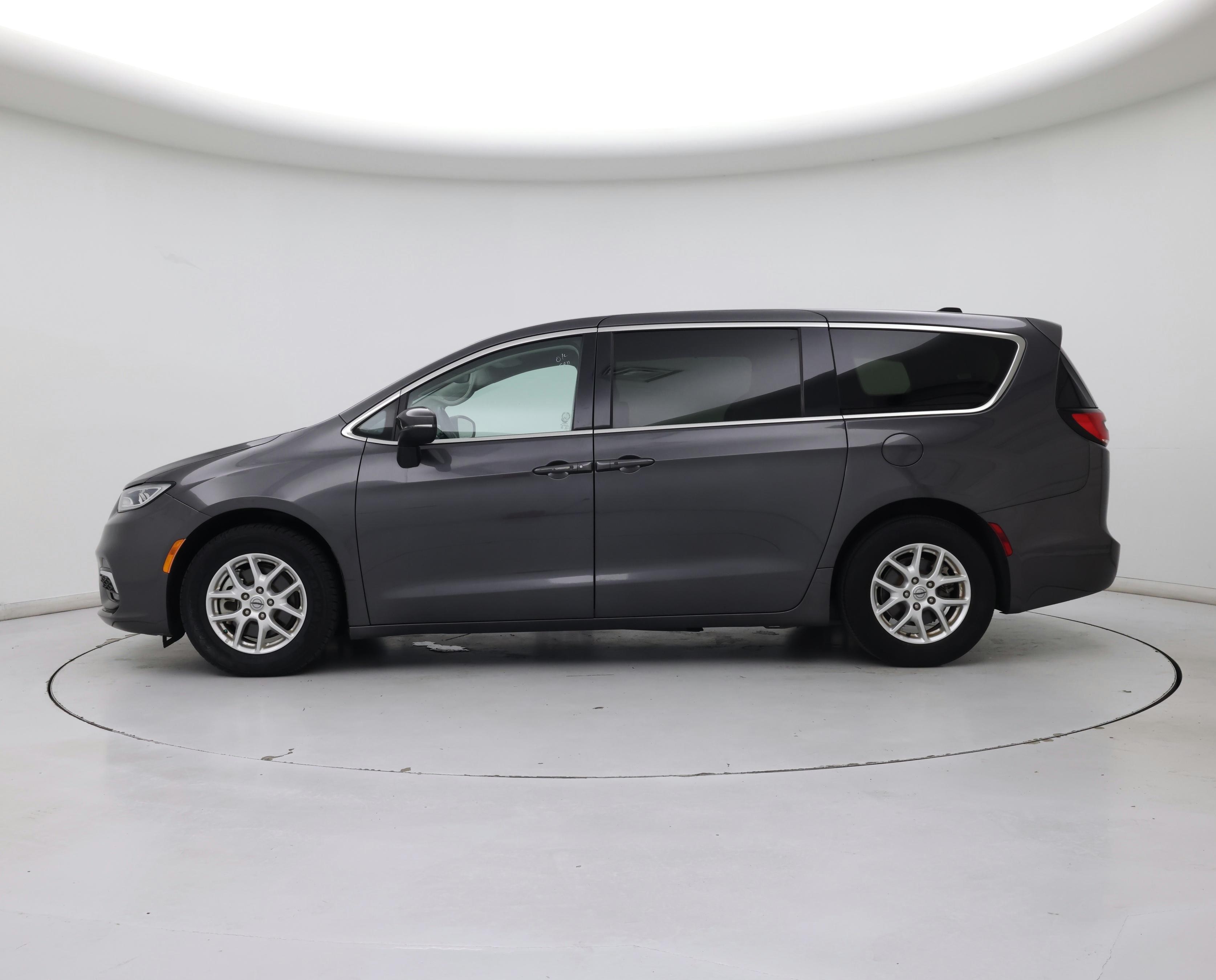 Thumbnail: 2023 Chrysler Pacifica - 3