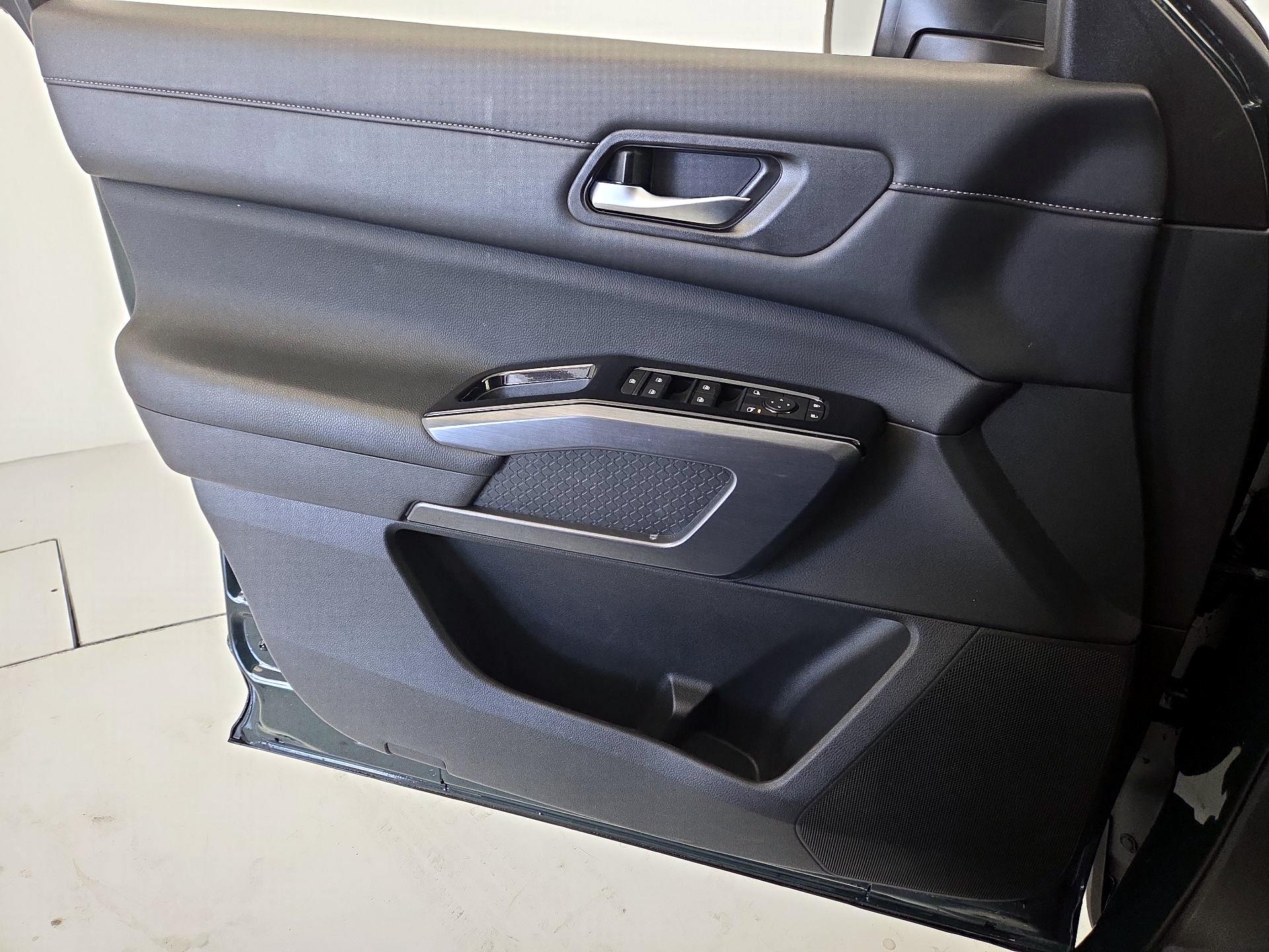 Thumbnail: 2023 Nissan Pathfinder - 12