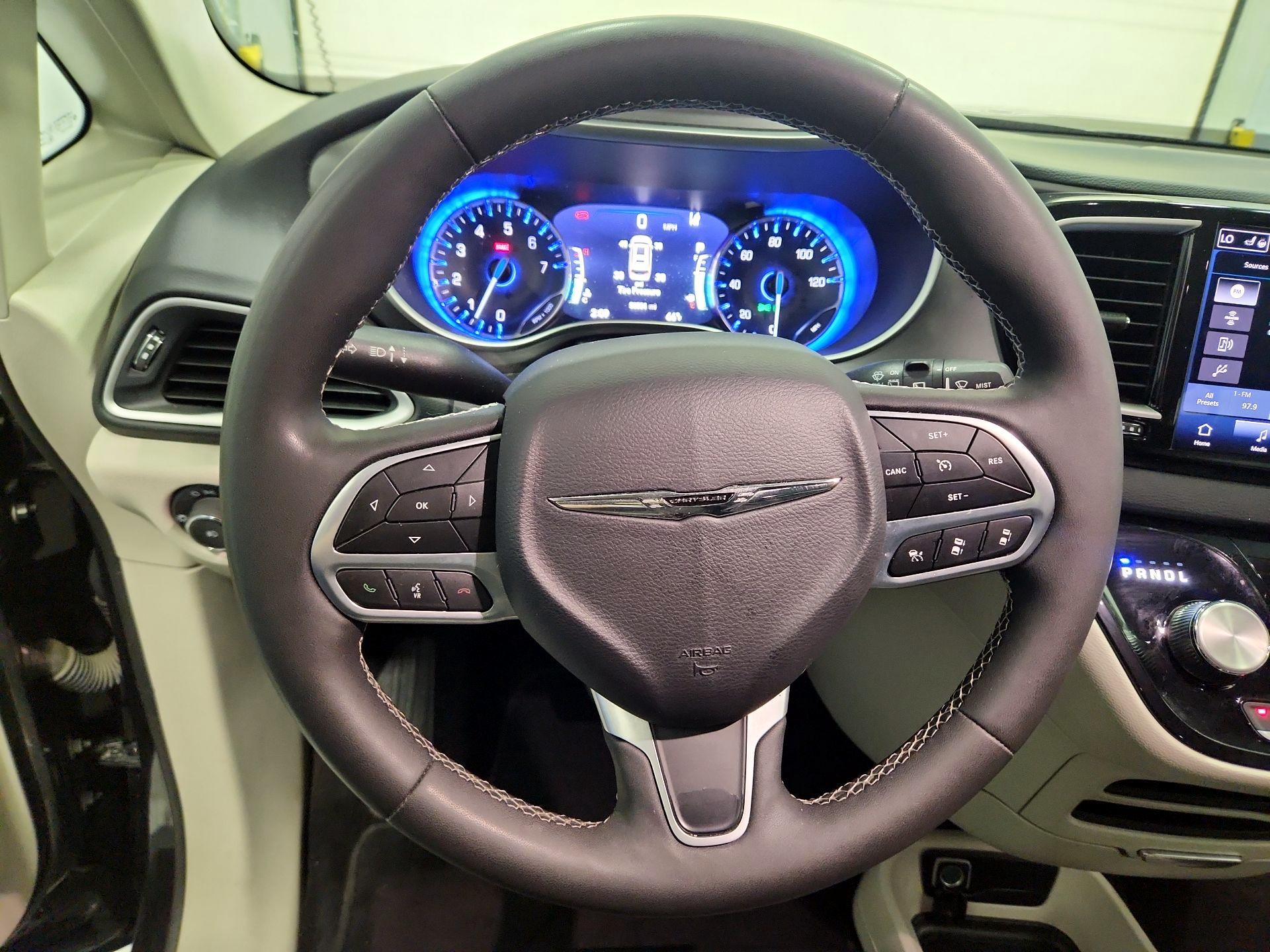 Thumbnail: 2023 Chrysler Pacifica - 10