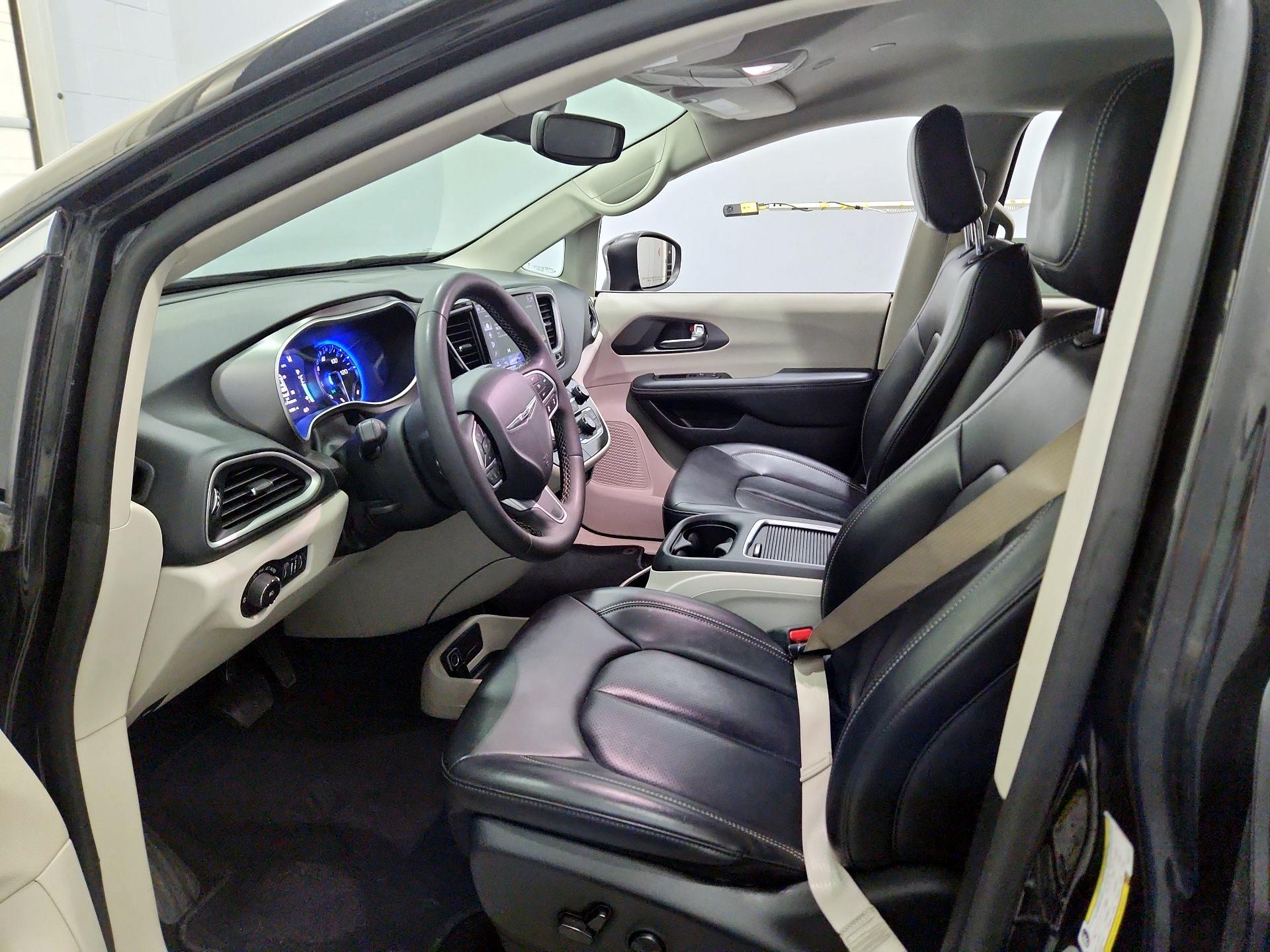Thumbnail: 2023 Chrysler Pacifica - 11