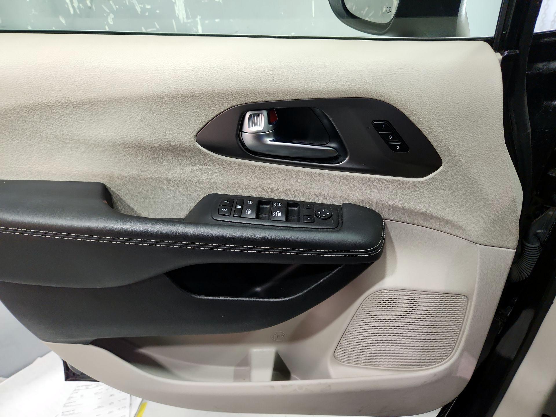 Thumbnail: 2023 Chrysler Pacifica - 12