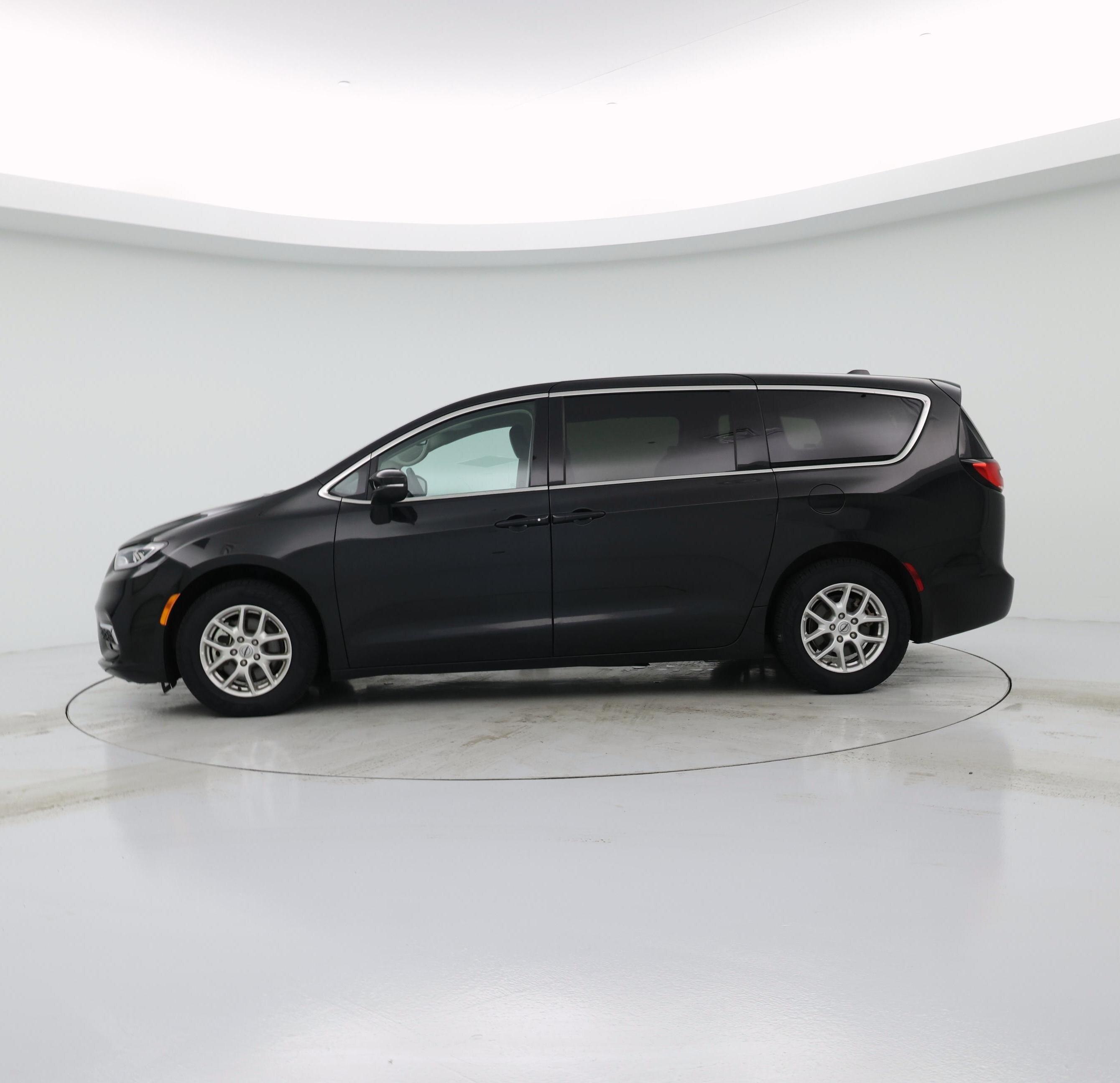 Thumbnail: 2023 Chrysler Pacifica - 3