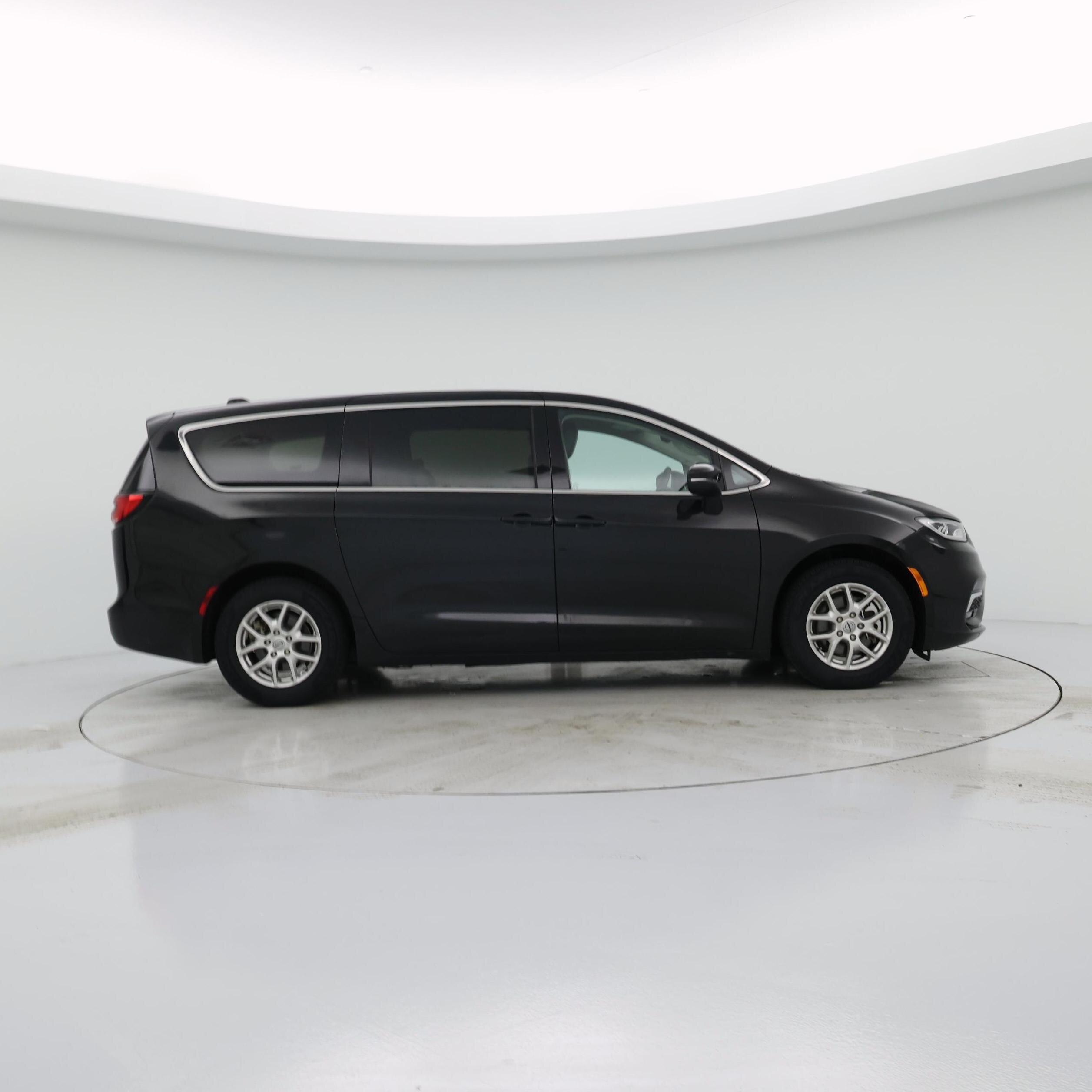 Thumbnail: 2023 Chrysler Pacifica - 7