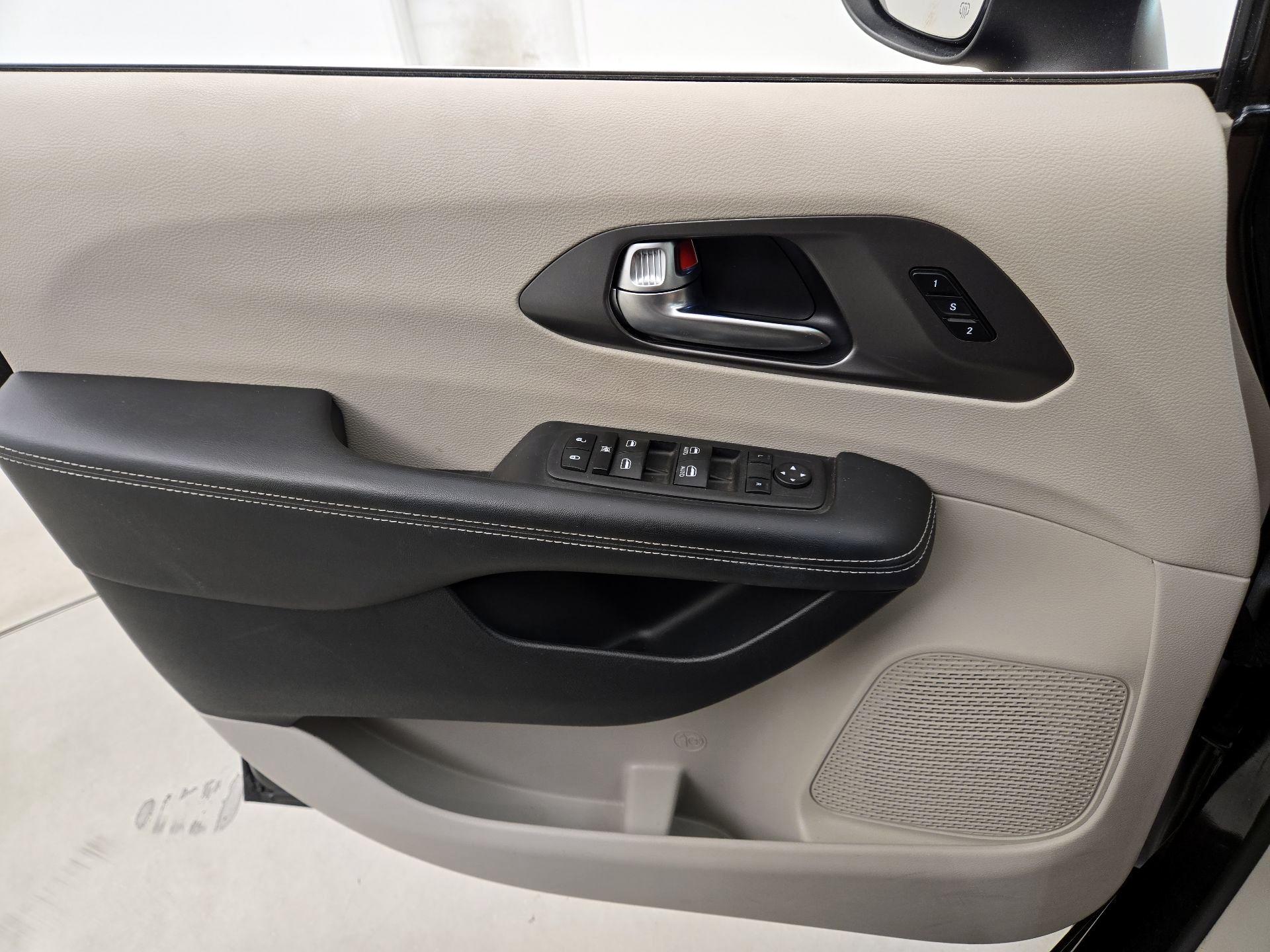 Thumbnail: 2023 Chrysler Pacifica - 12