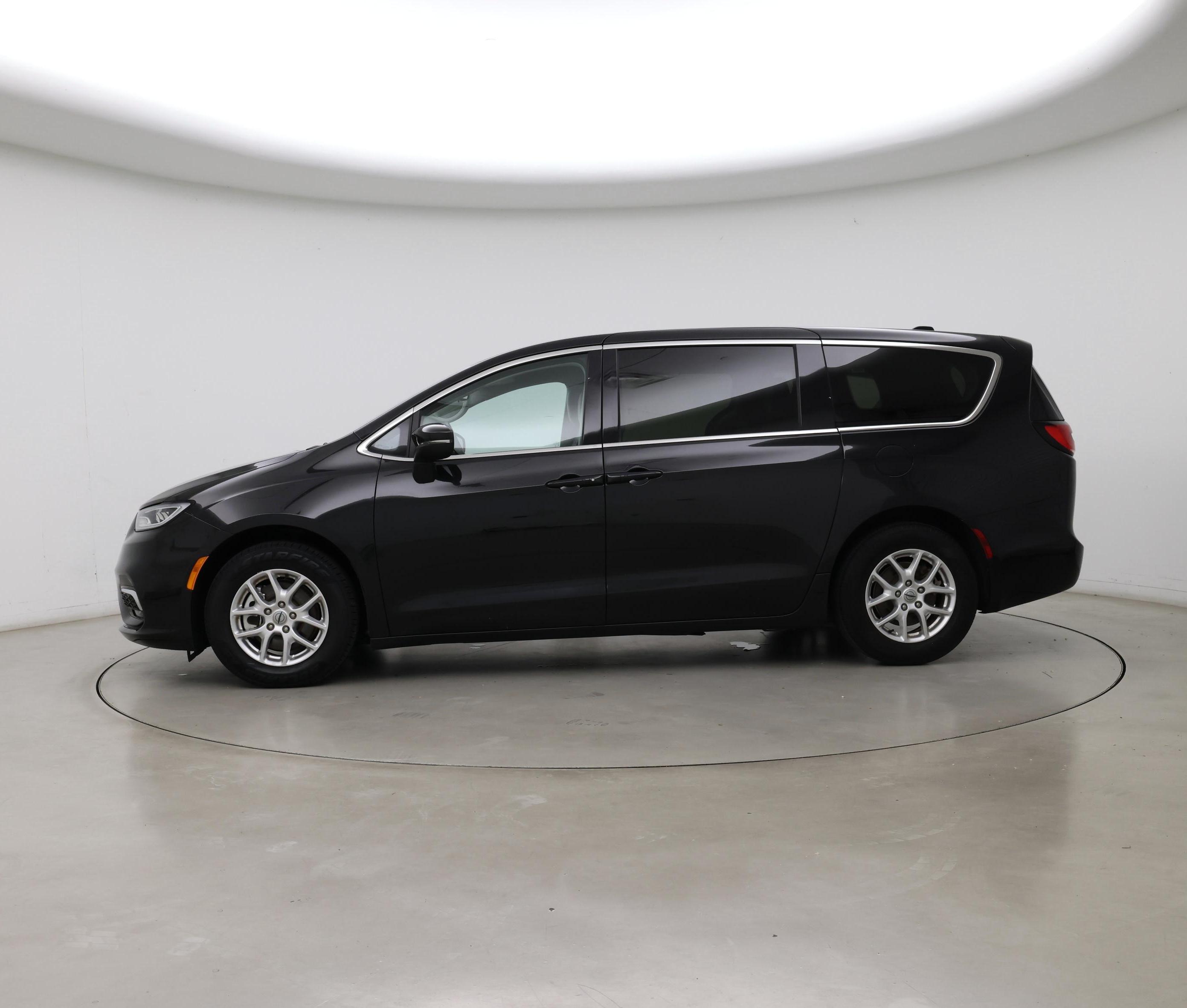 Thumbnail: 2023 Chrysler Pacifica - 3