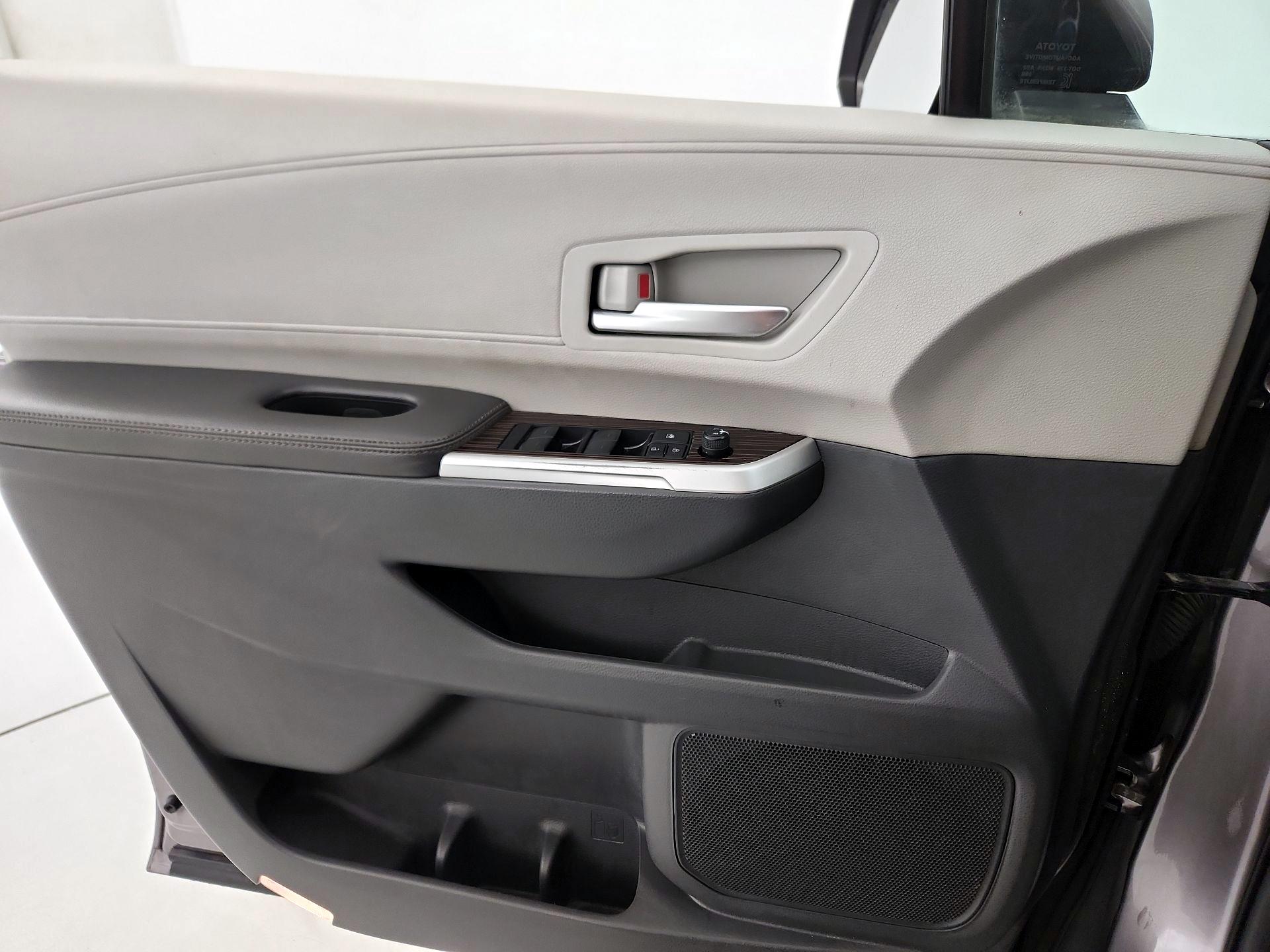 Thumbnail: 2021 Toyota Sienna - 12