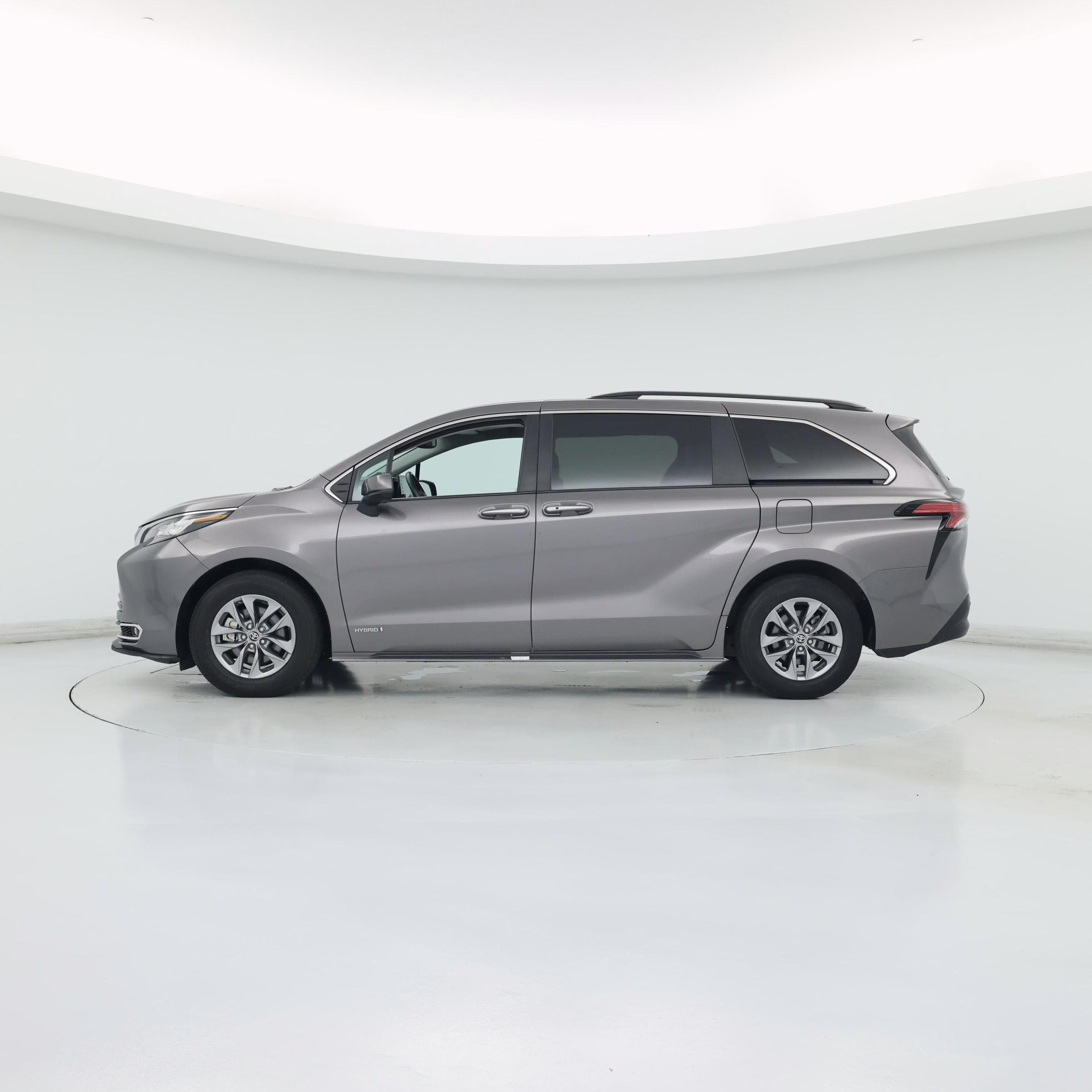 Thumbnail: 2021 Toyota Sienna - 3