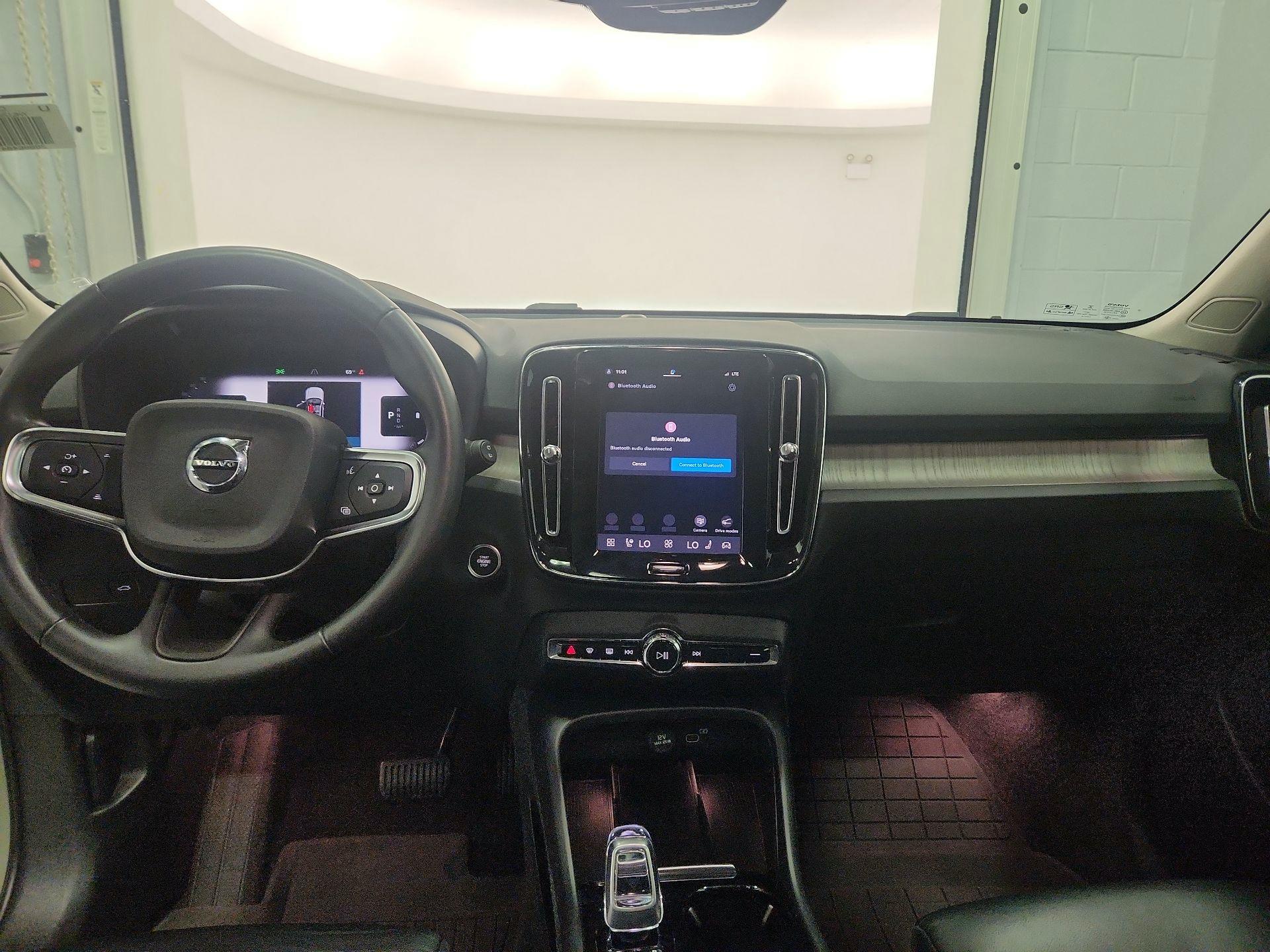 Thumbnail: 2023 Volvo XC40 - 9