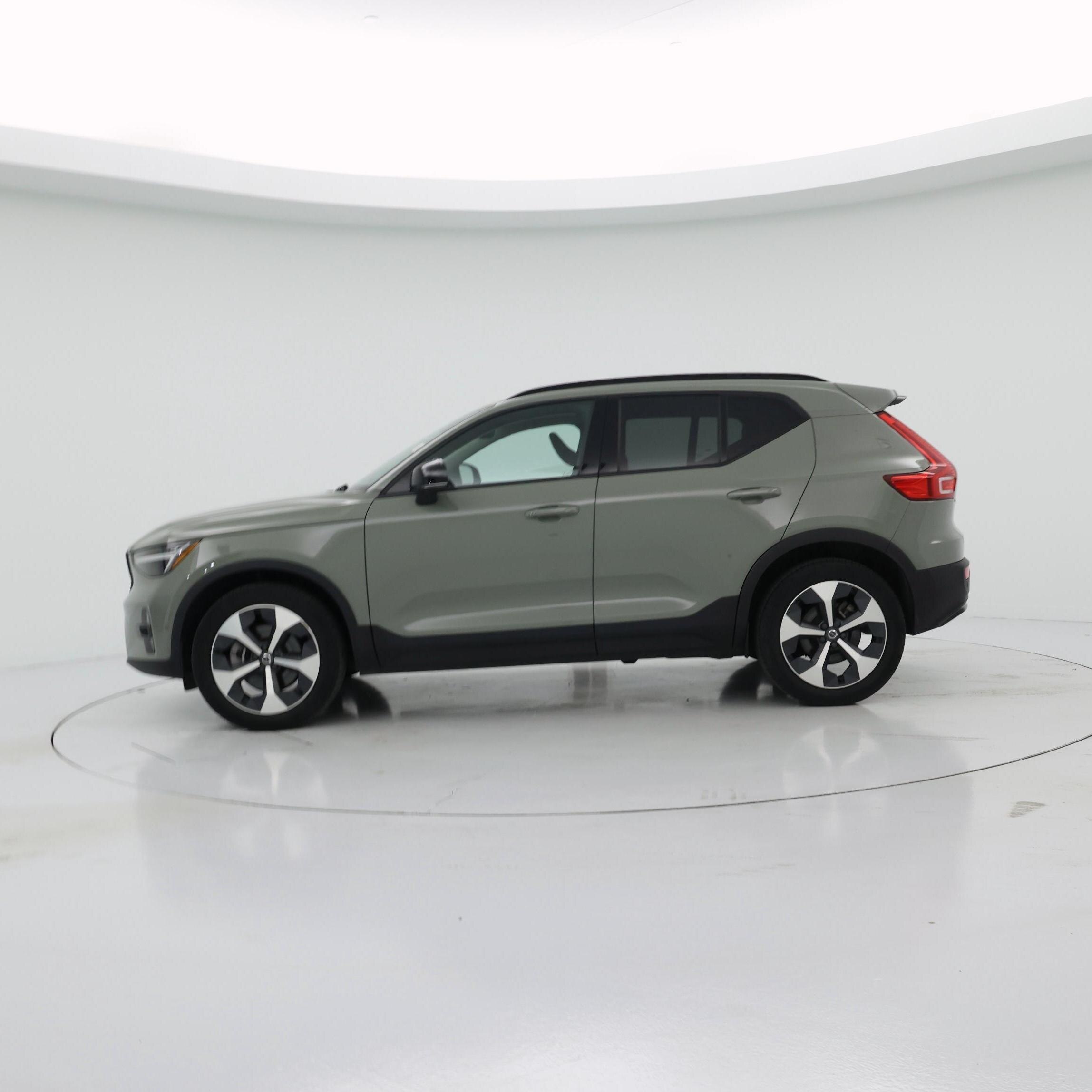 Thumbnail: 2023 Volvo XC40 - 3