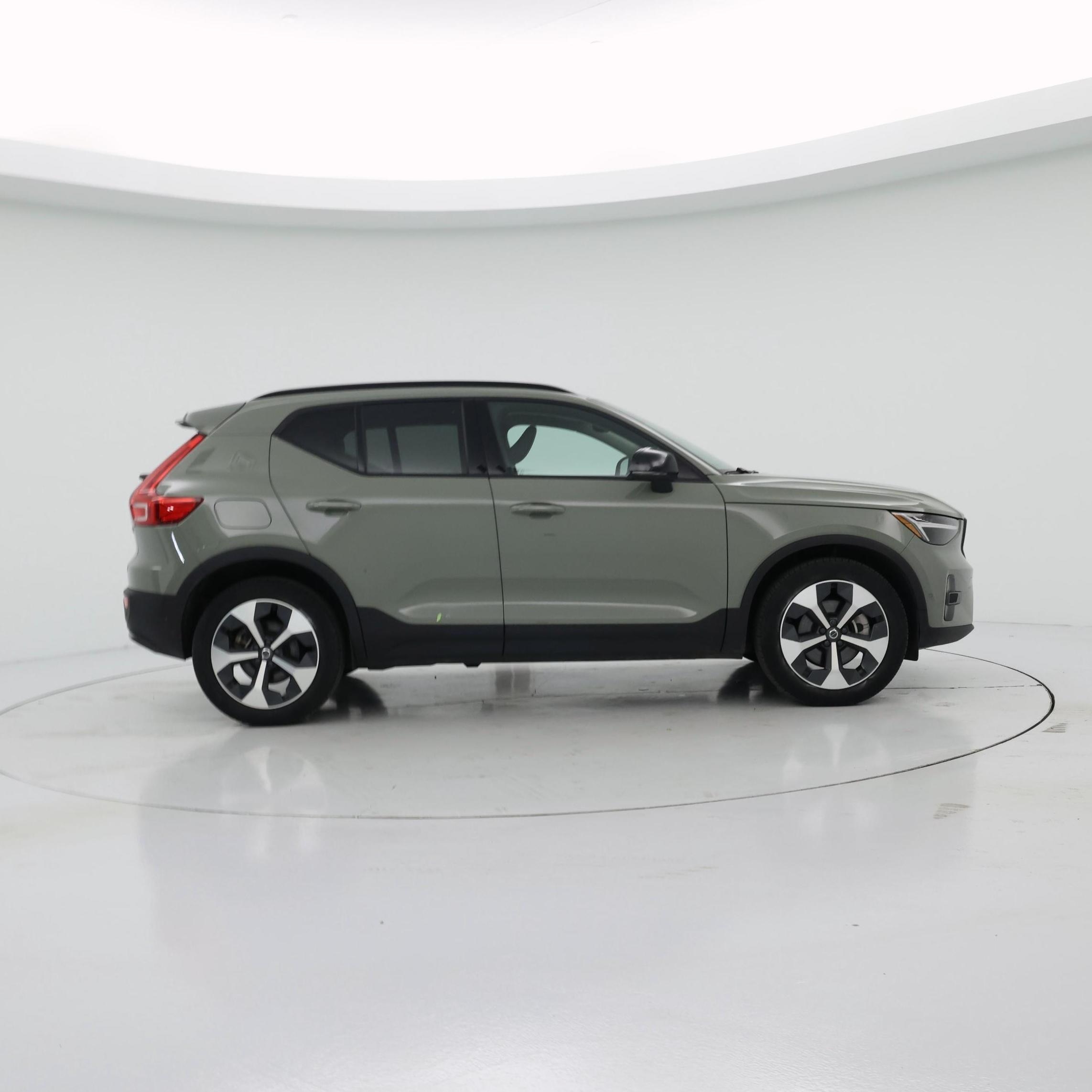 Thumbnail: 2023 Volvo XC40 - 7