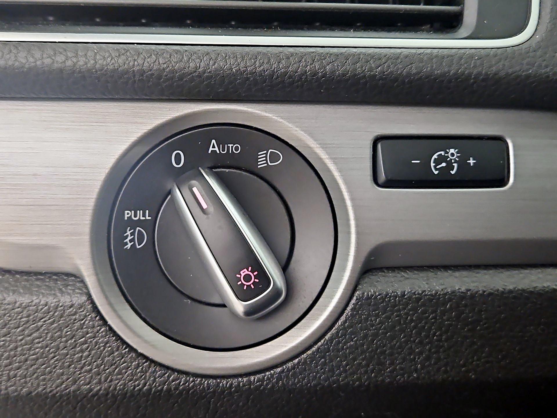 Thumbnail: 2015 Volkswagen Passat - 13