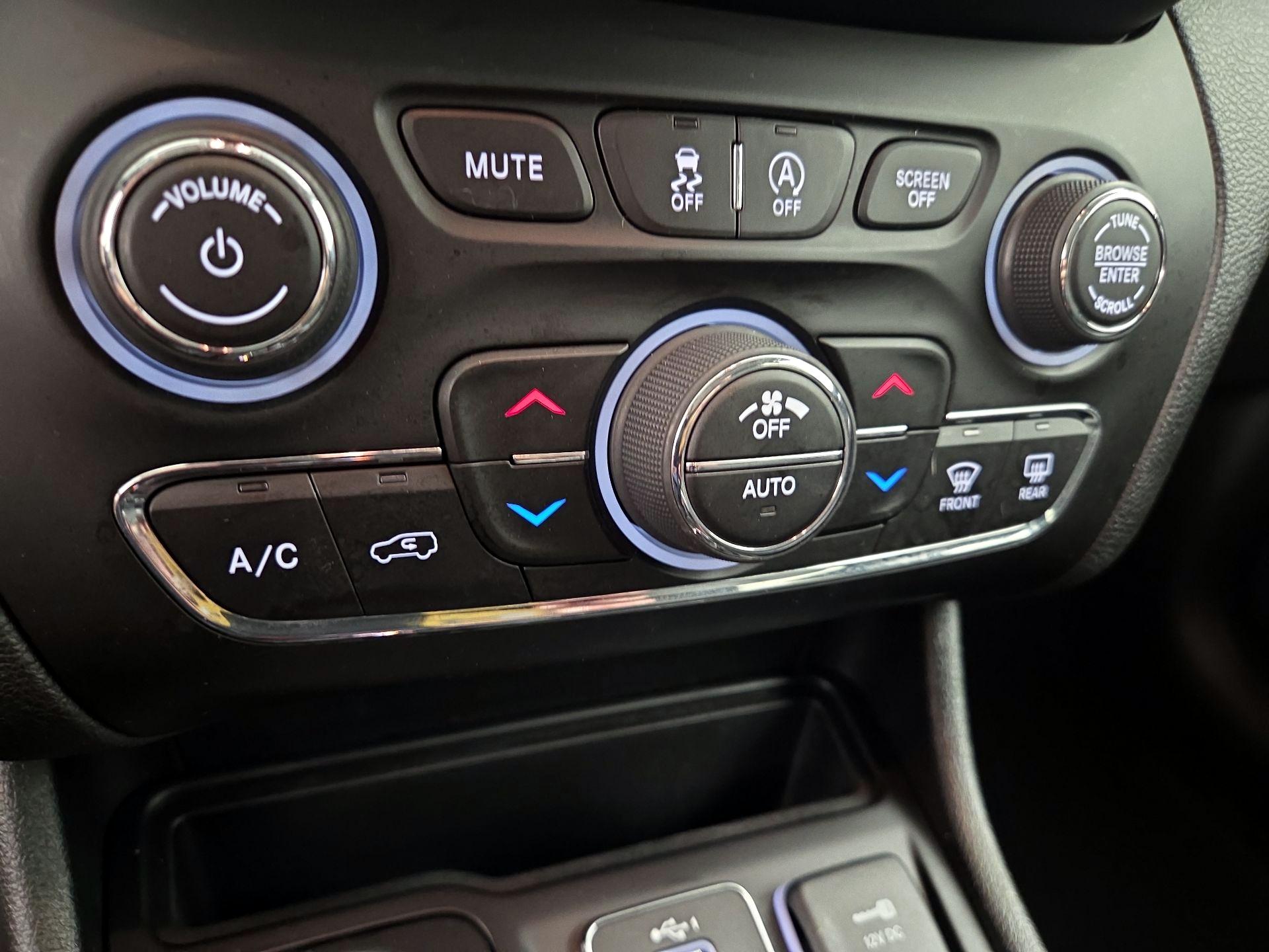 Thumbnail: 2021 Jeep Cherokee - 16