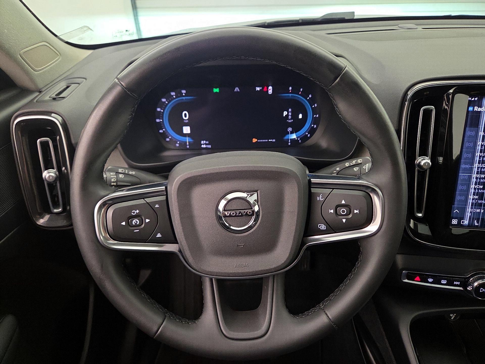 Thumbnail: 2023 Volvo XC40 - 10