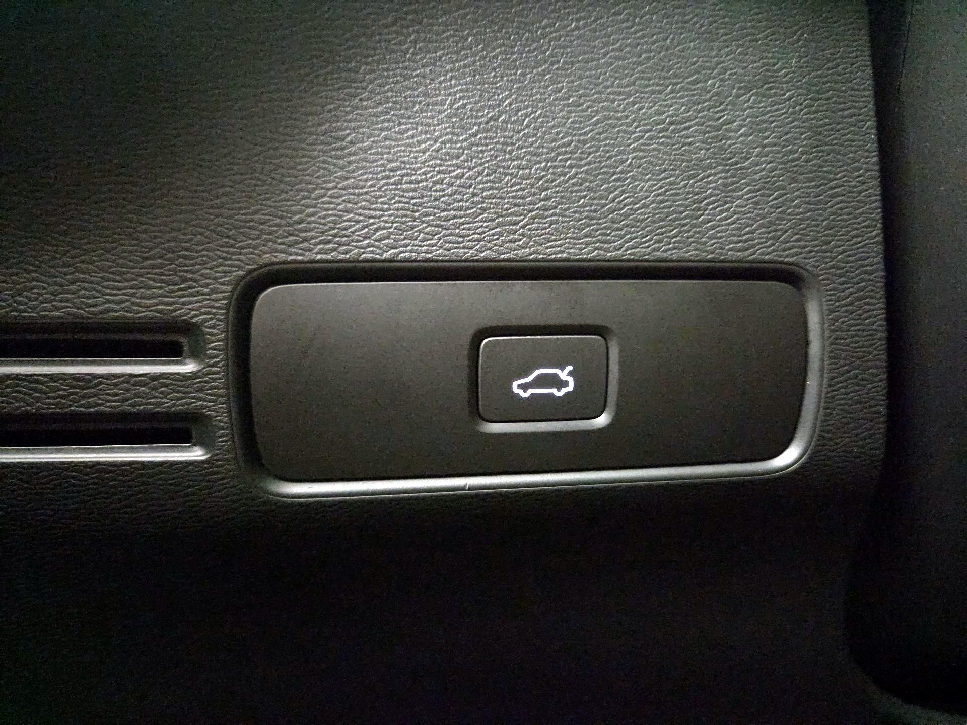 Thumbnail: 2023 Volvo XC40 - 13