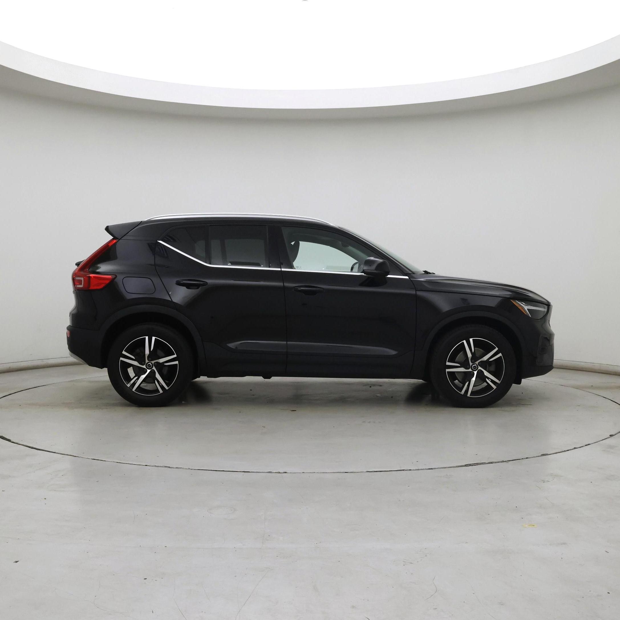 Thumbnail: 2023 Volvo XC40 - 7