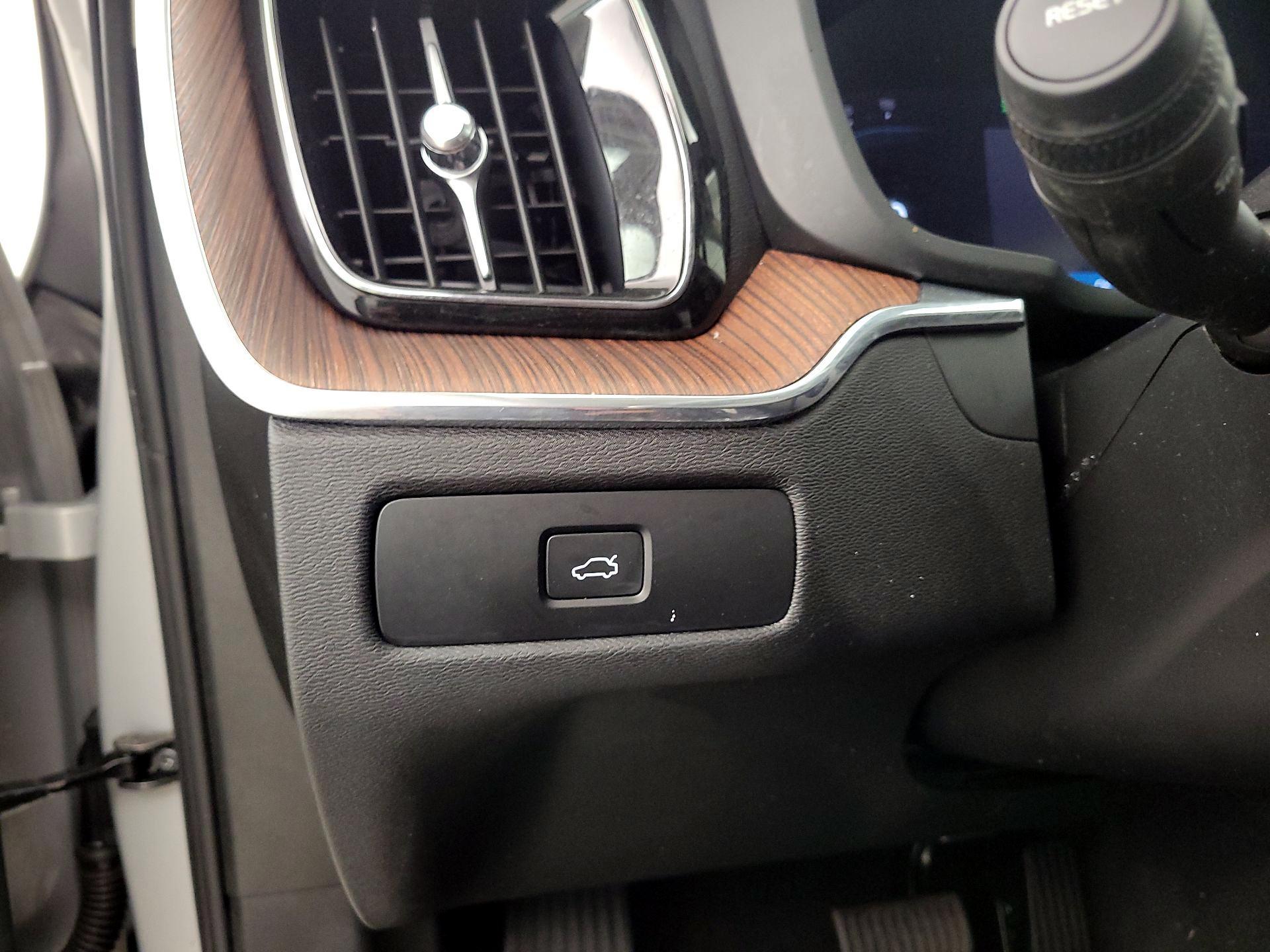 Thumbnail: 2023 Volvo XC60 - 13