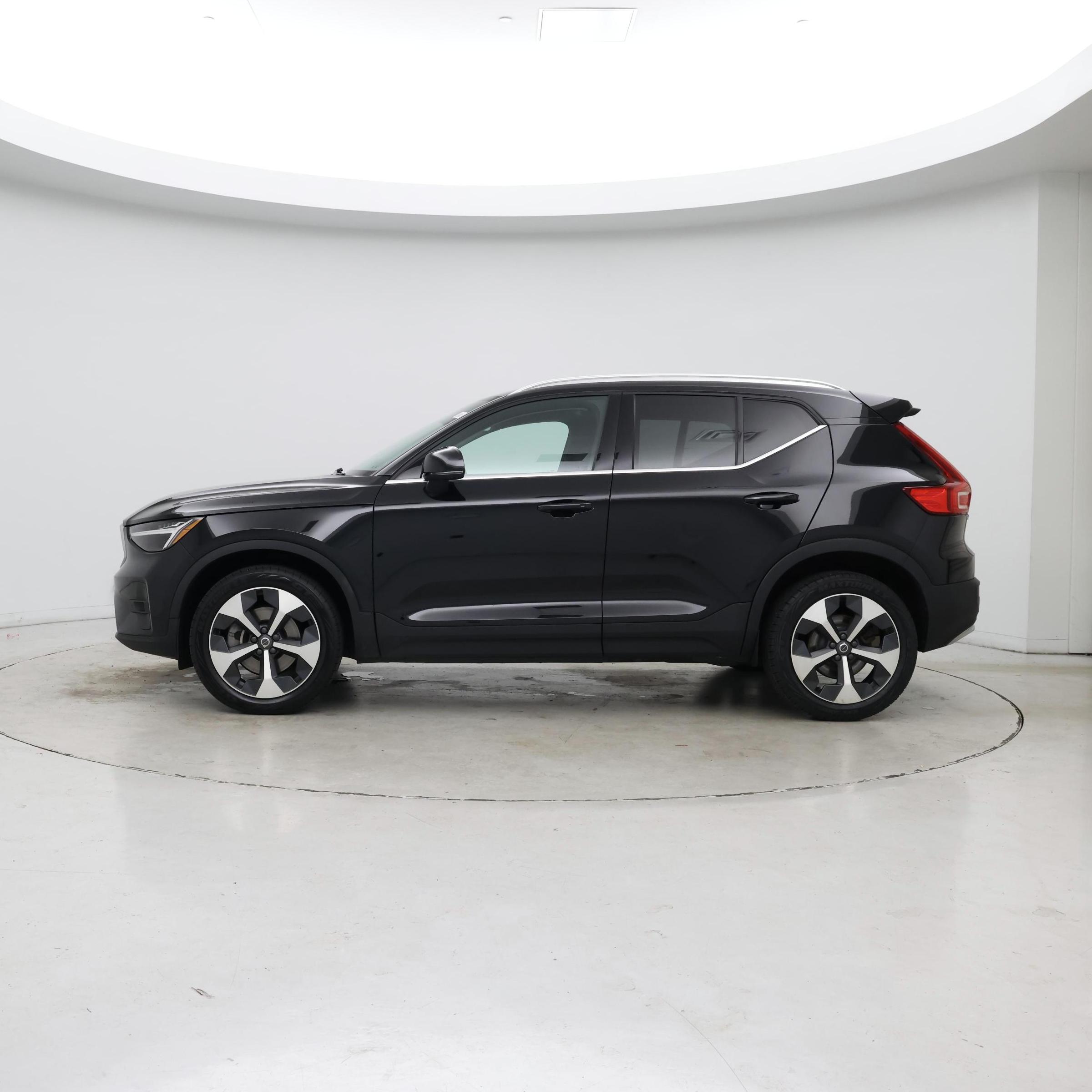 Thumbnail: 2023 Volvo XC40 - 3