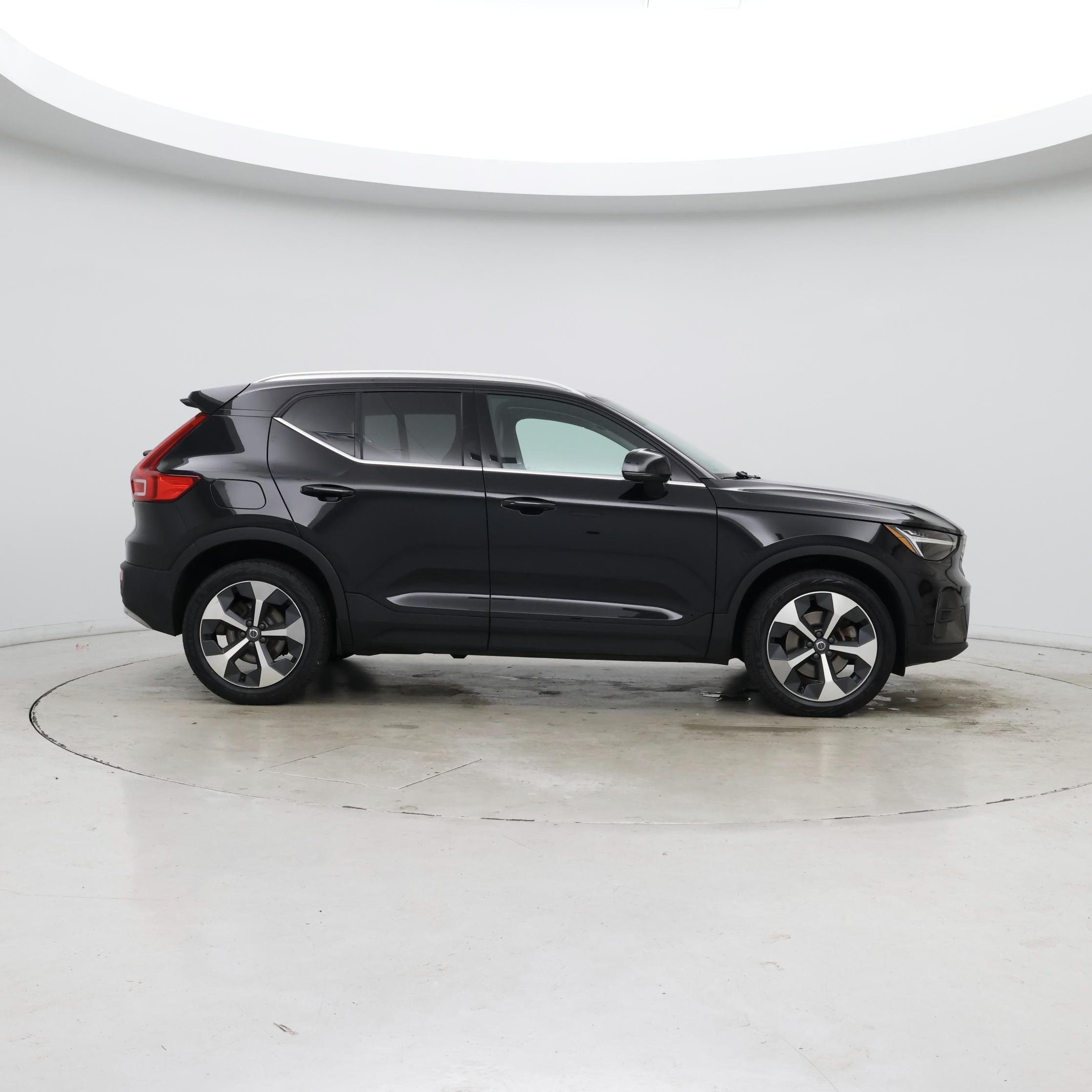 Thumbnail: 2023 Volvo XC40 - 7