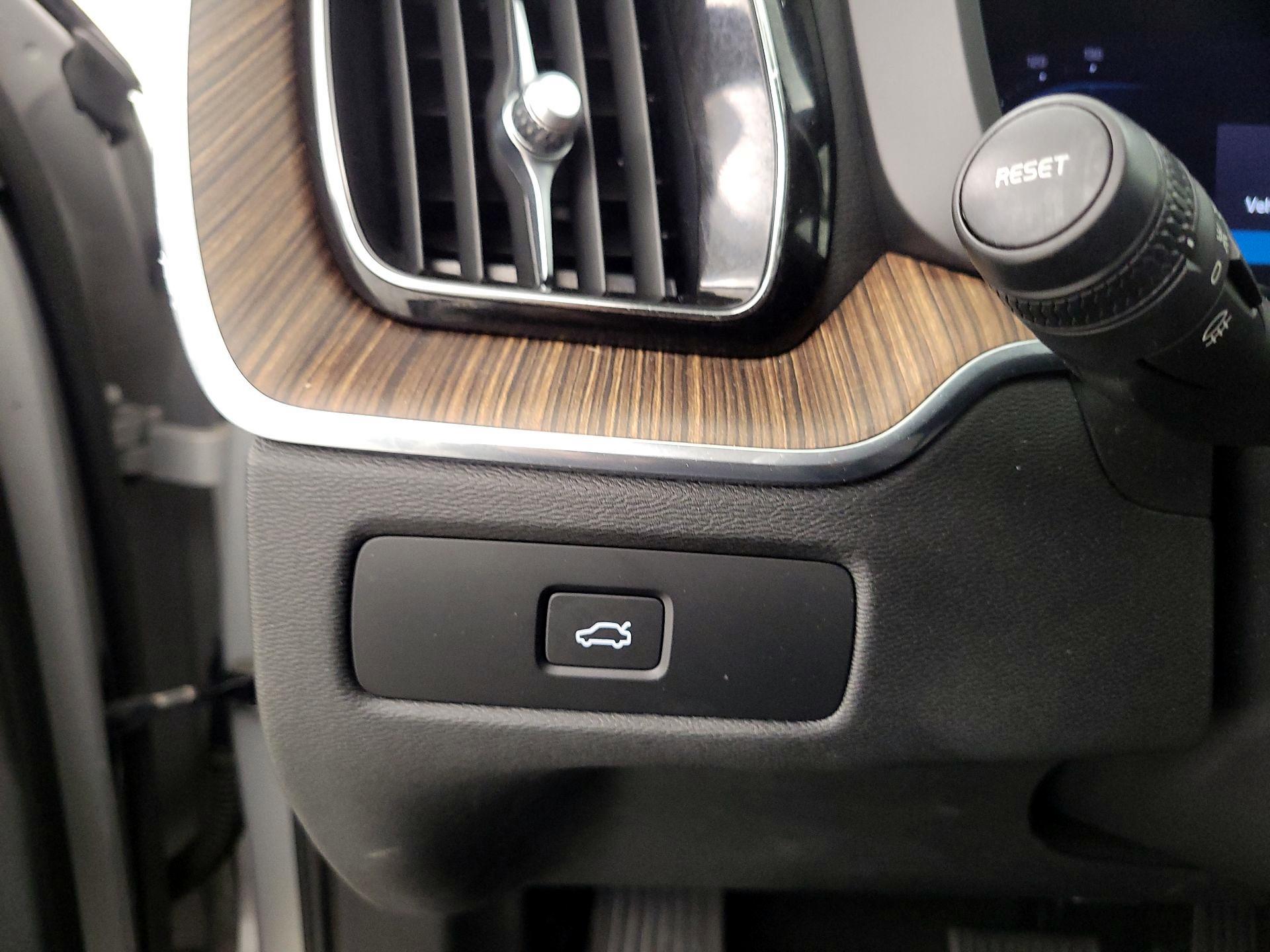 Thumbnail: 2023 Volvo XC60 - 13
