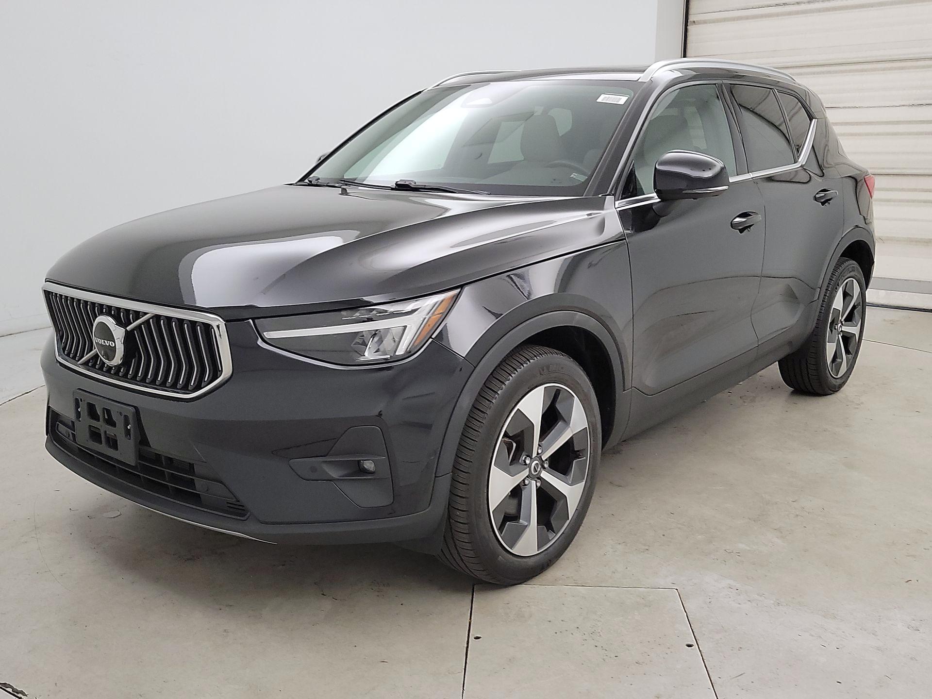 Thumbnail: 2023 Volvo XC40 - 3