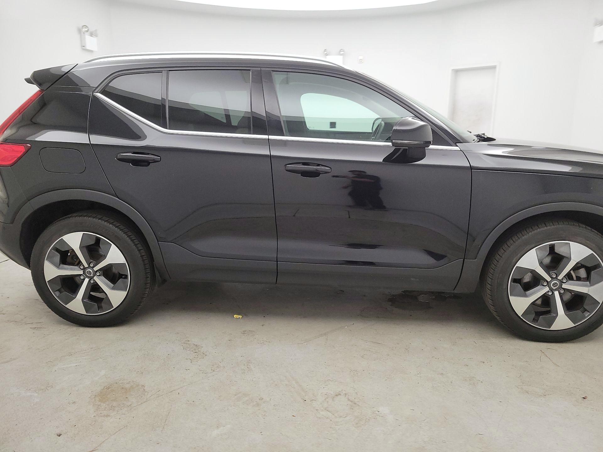 Thumbnail: 2023 Volvo XC40 - 4