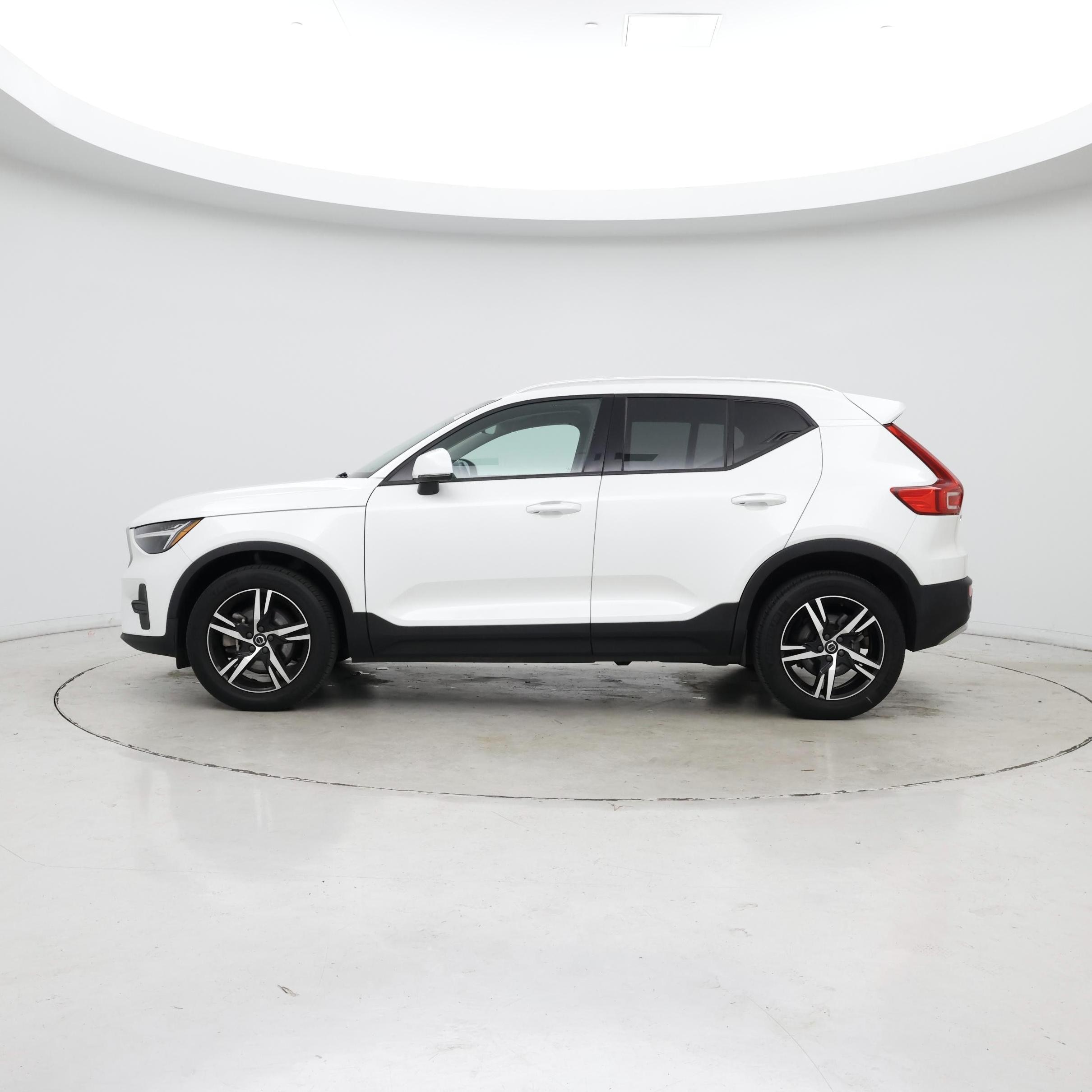Thumbnail: 2023 Volvo XC40 - 3