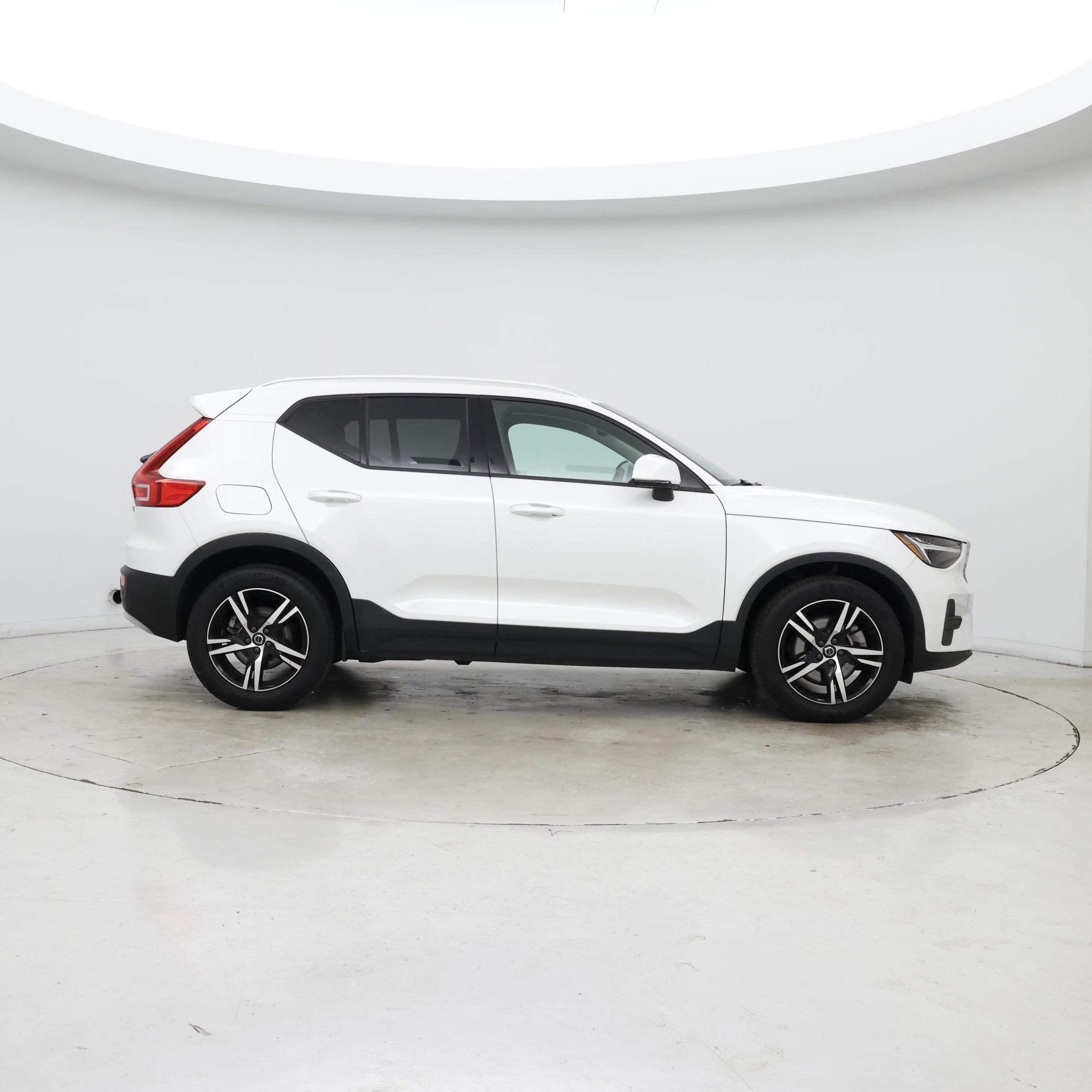 Thumbnail: 2023 Volvo XC40 - 7