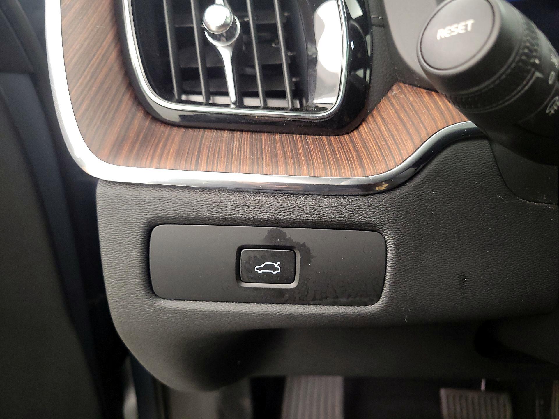 Thumbnail: 2023 Volvo XC60 - 13