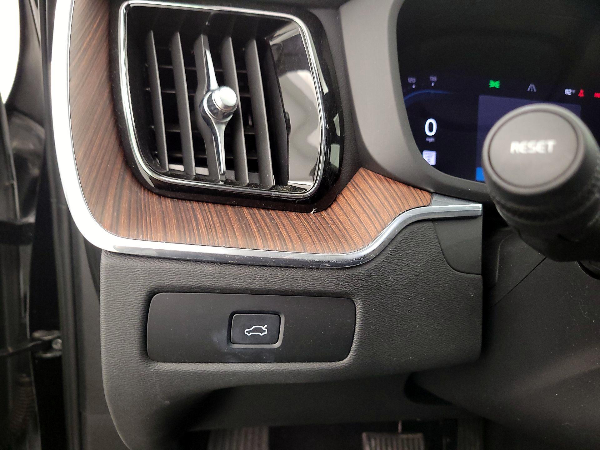 Thumbnail: 2023 Volvo XC60 - 13
