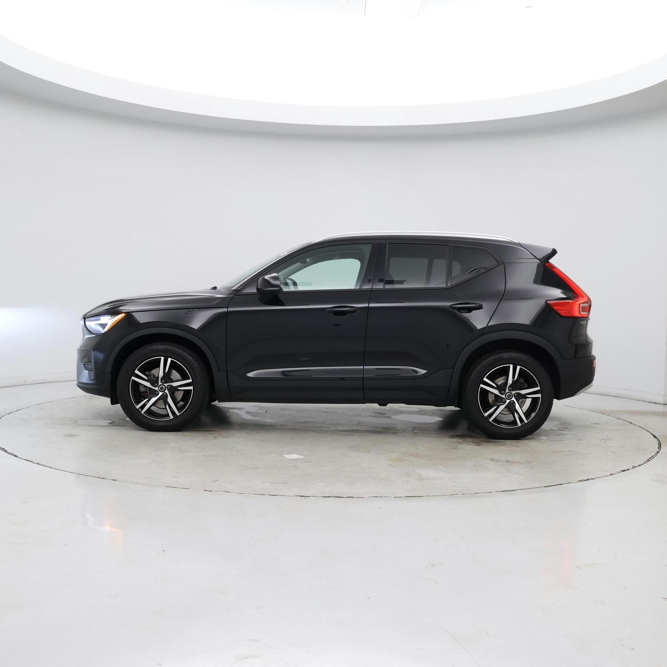 Thumbnail: 2023 Volvo XC40 - 3