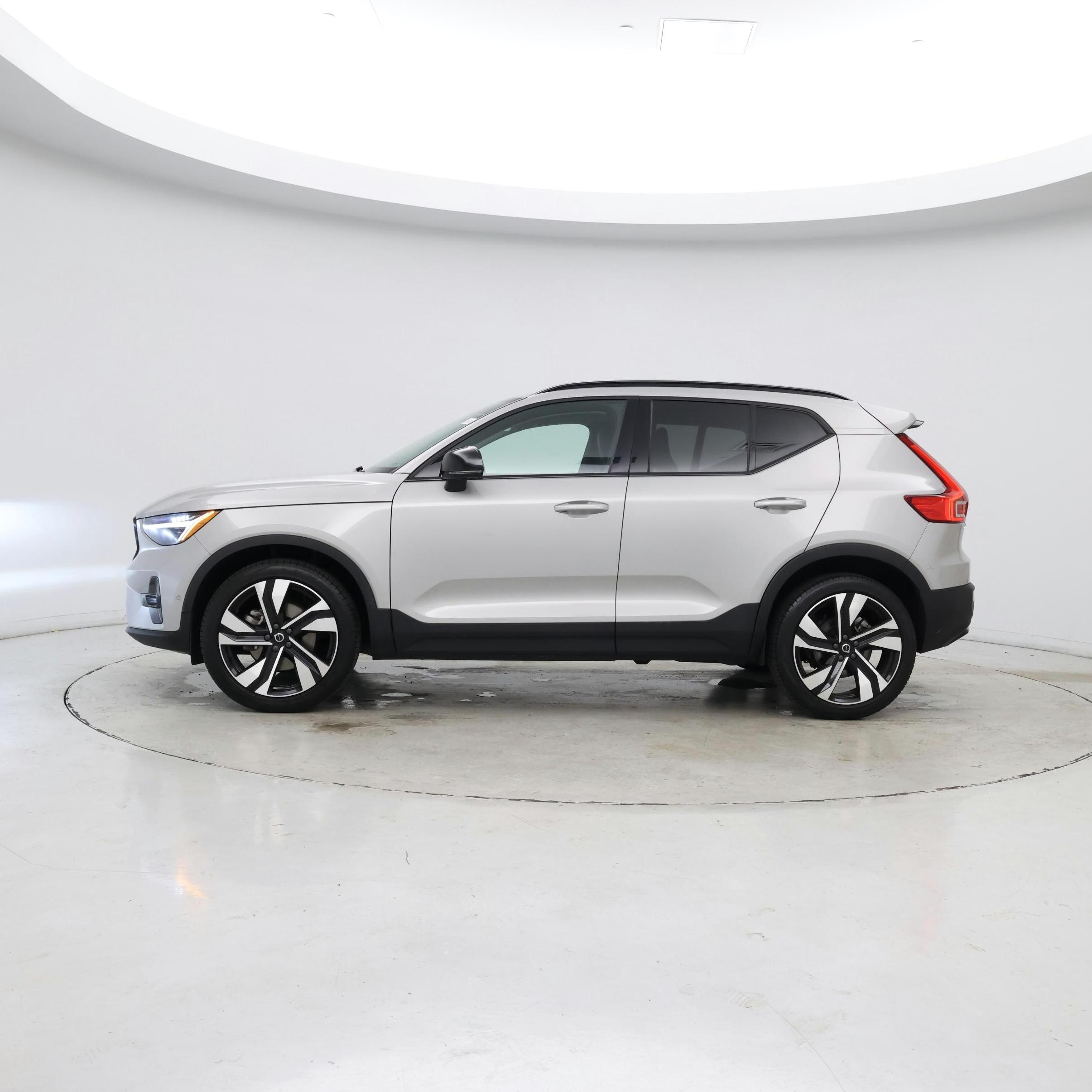 Thumbnail: 2023 Volvo XC40 - 3