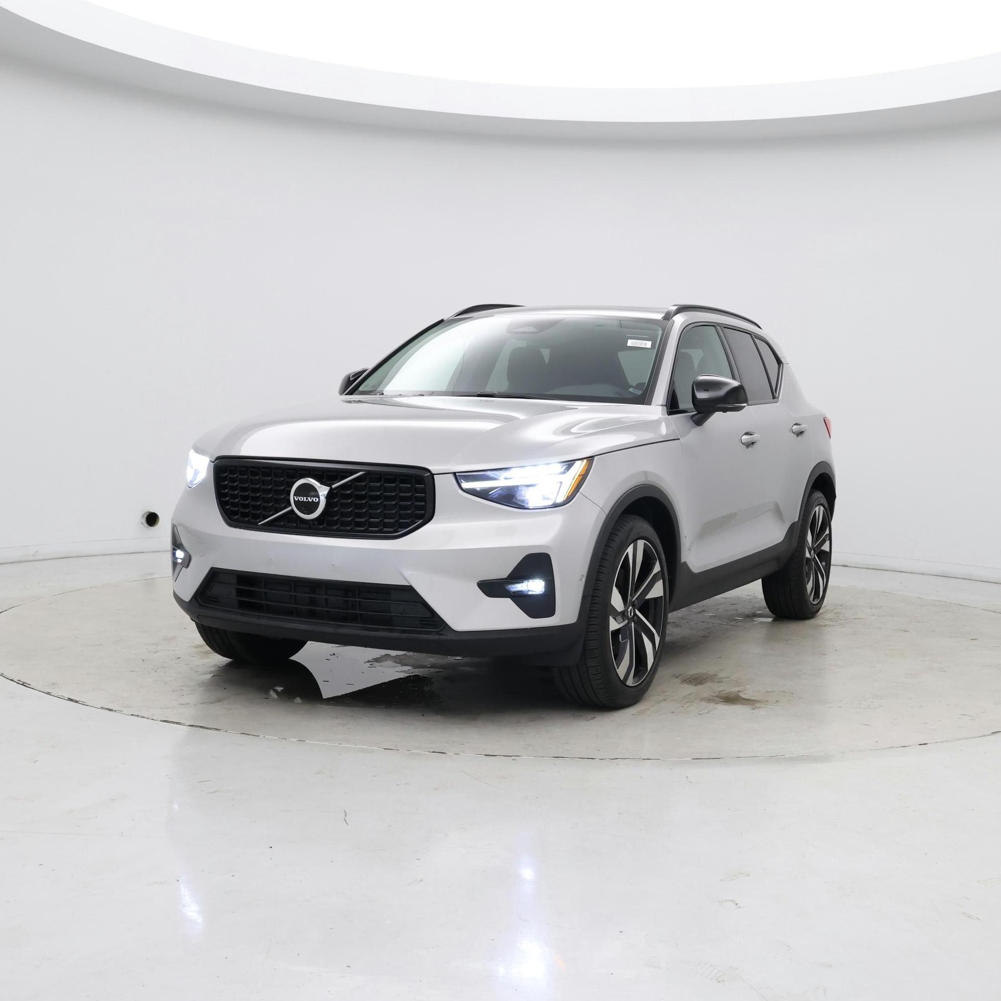 Thumbnail: 2023 Volvo XC40 - 4