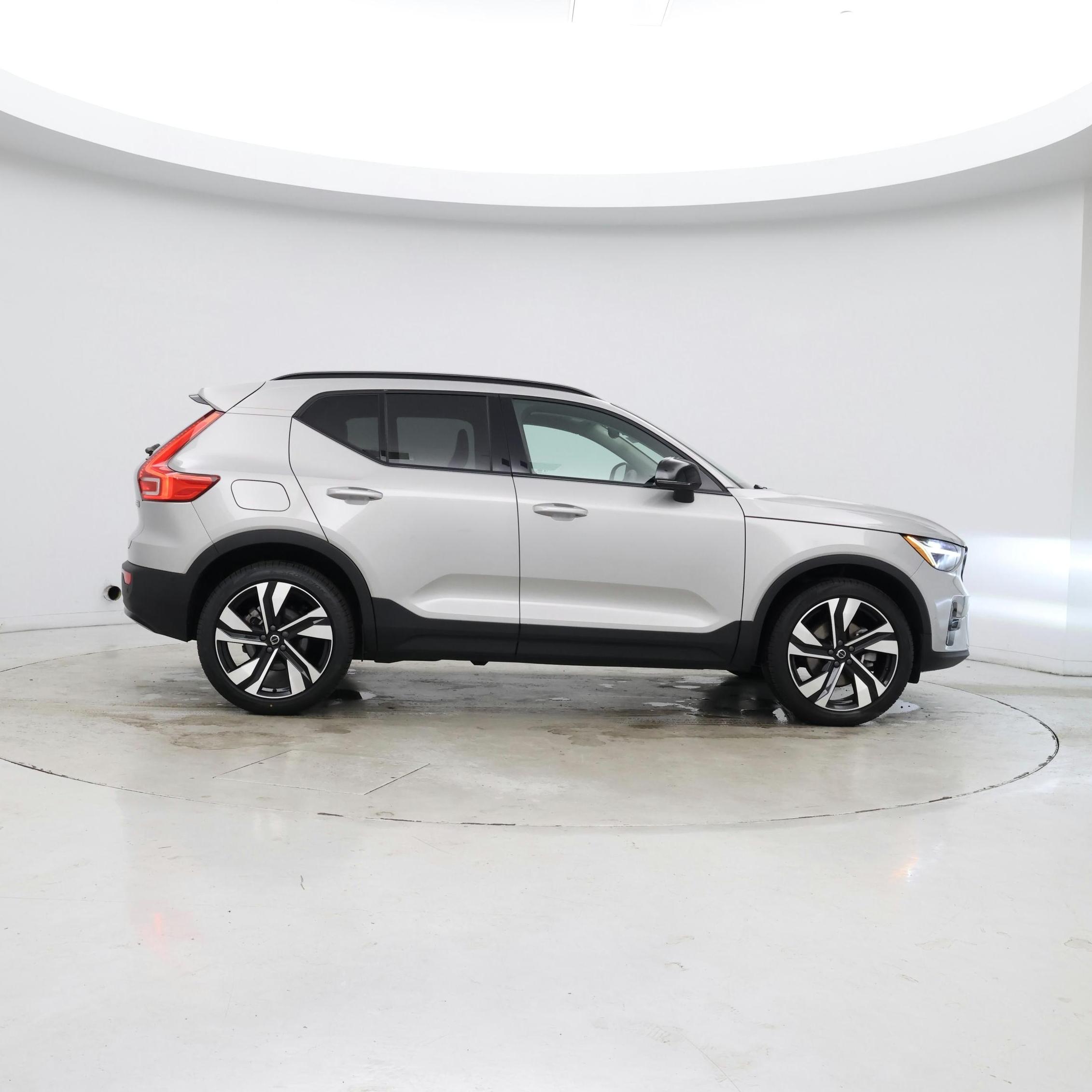 Thumbnail: 2023 Volvo XC40 - 7