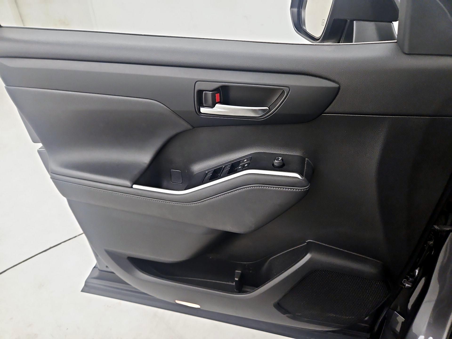 Thumbnail: 2023 Toyota Highlander - 12