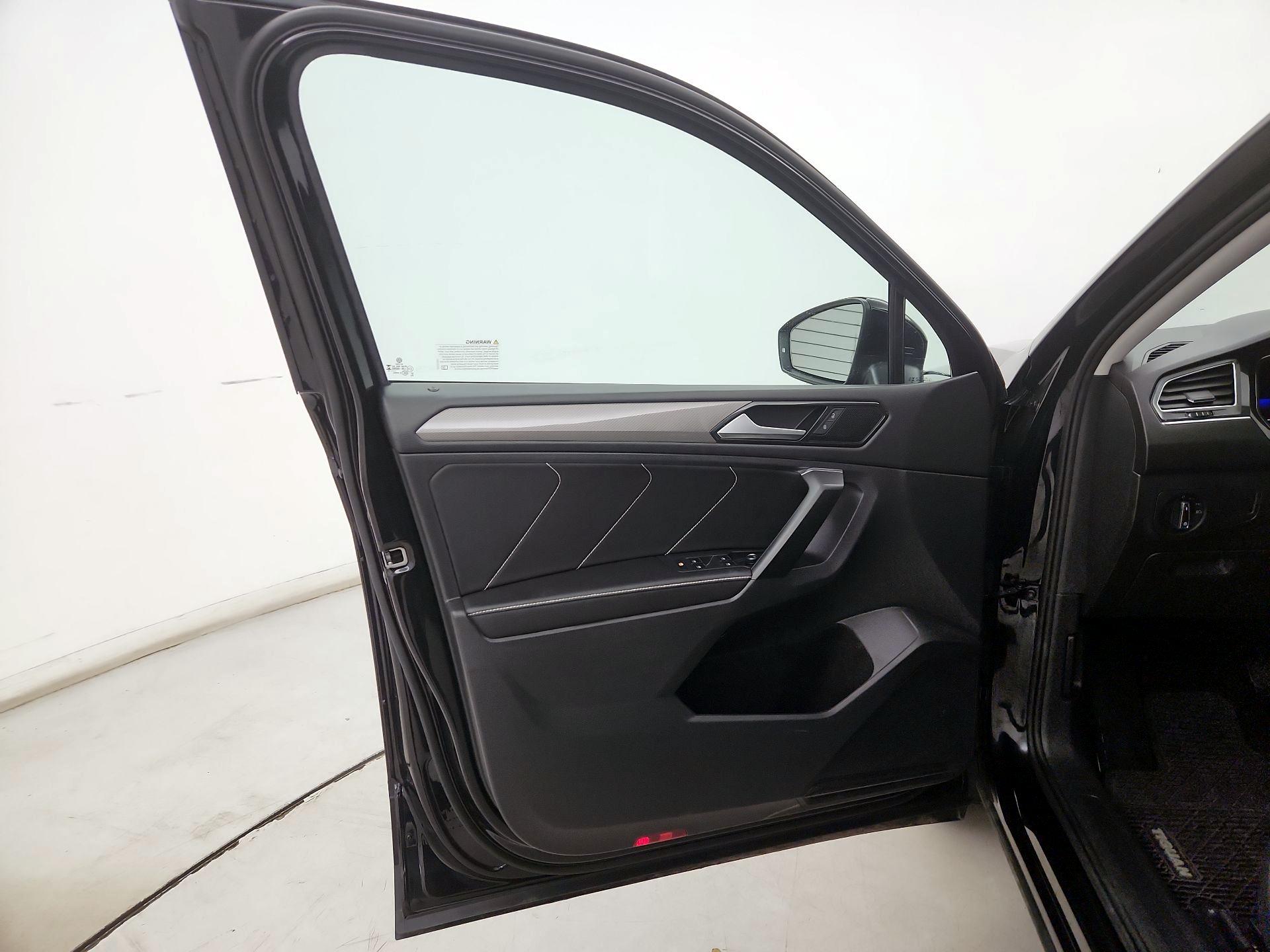 Thumbnail: 2023 Volkswagen Tiguan - 12