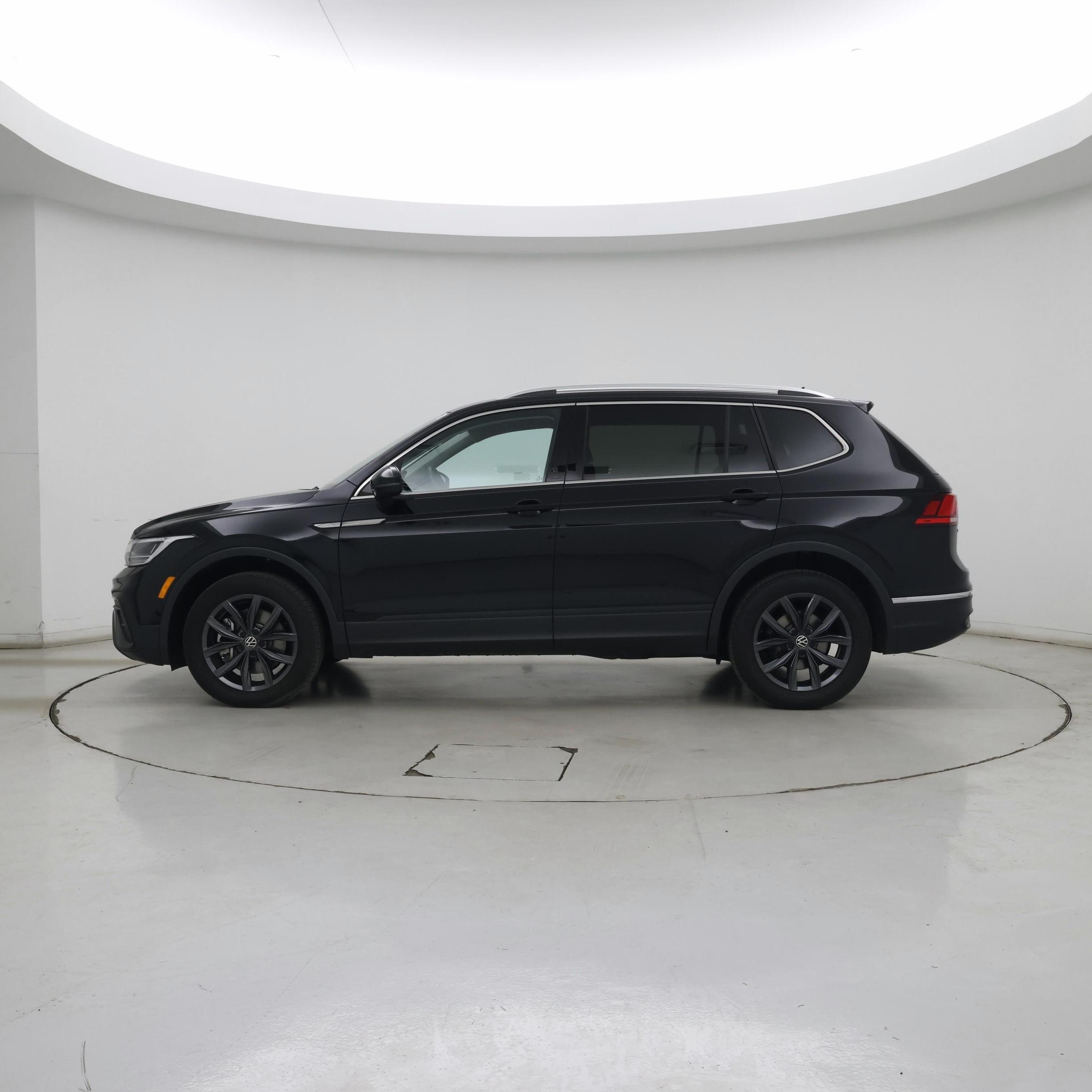 Thumbnail: 2023 Volkswagen Tiguan - 3