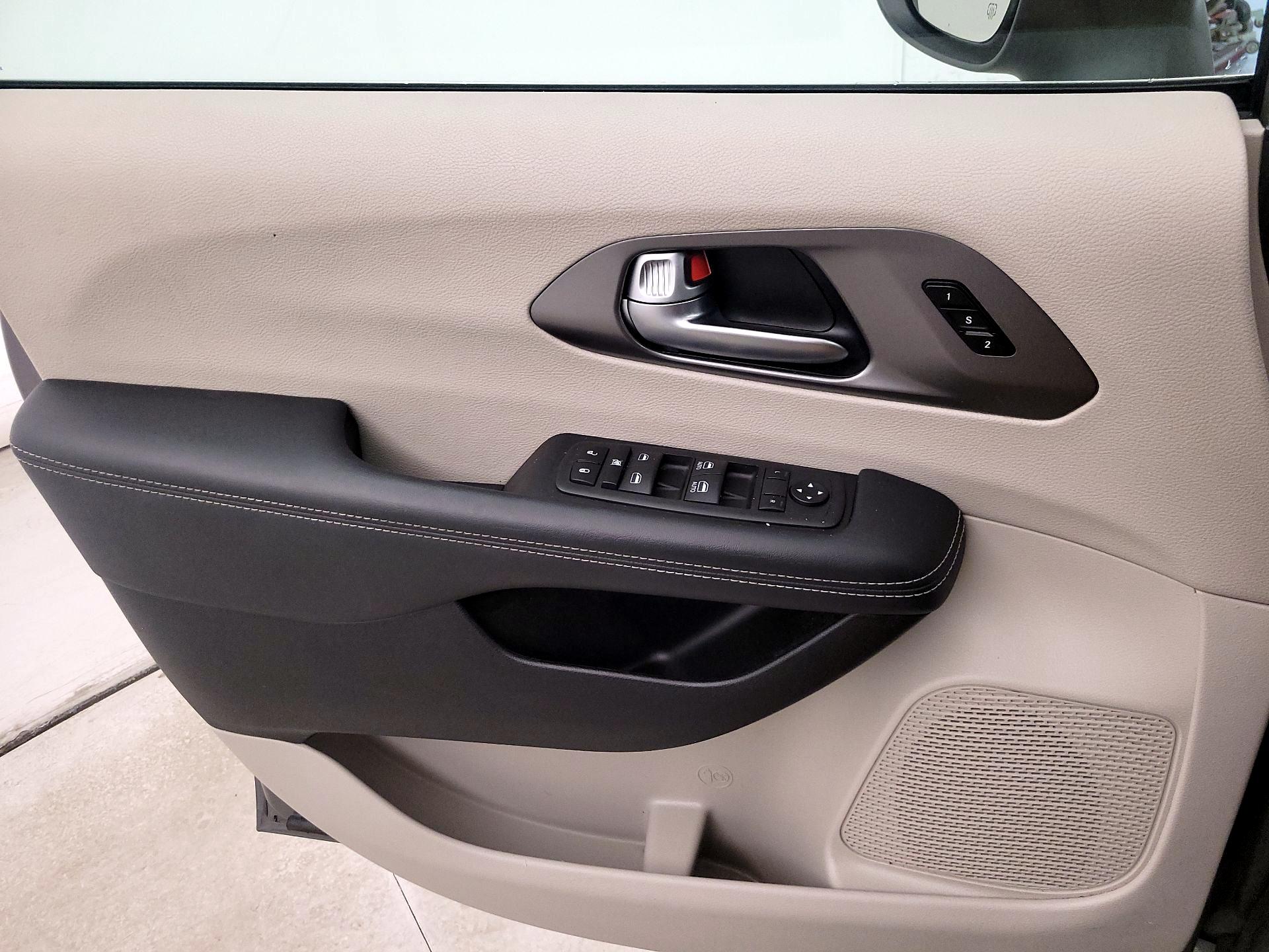 Thumbnail: 2023 Chrysler Pacifica - 12