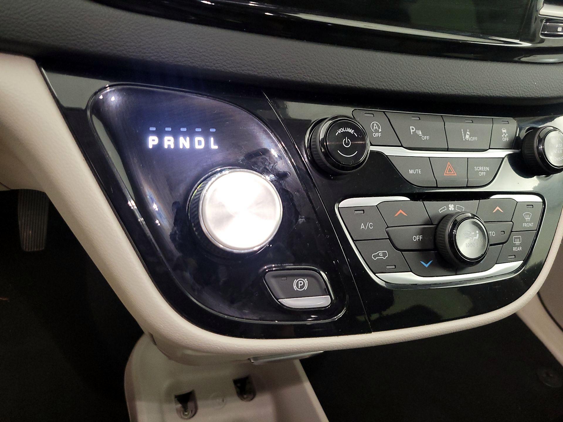Thumbnail: 2023 Chrysler Pacifica - 17