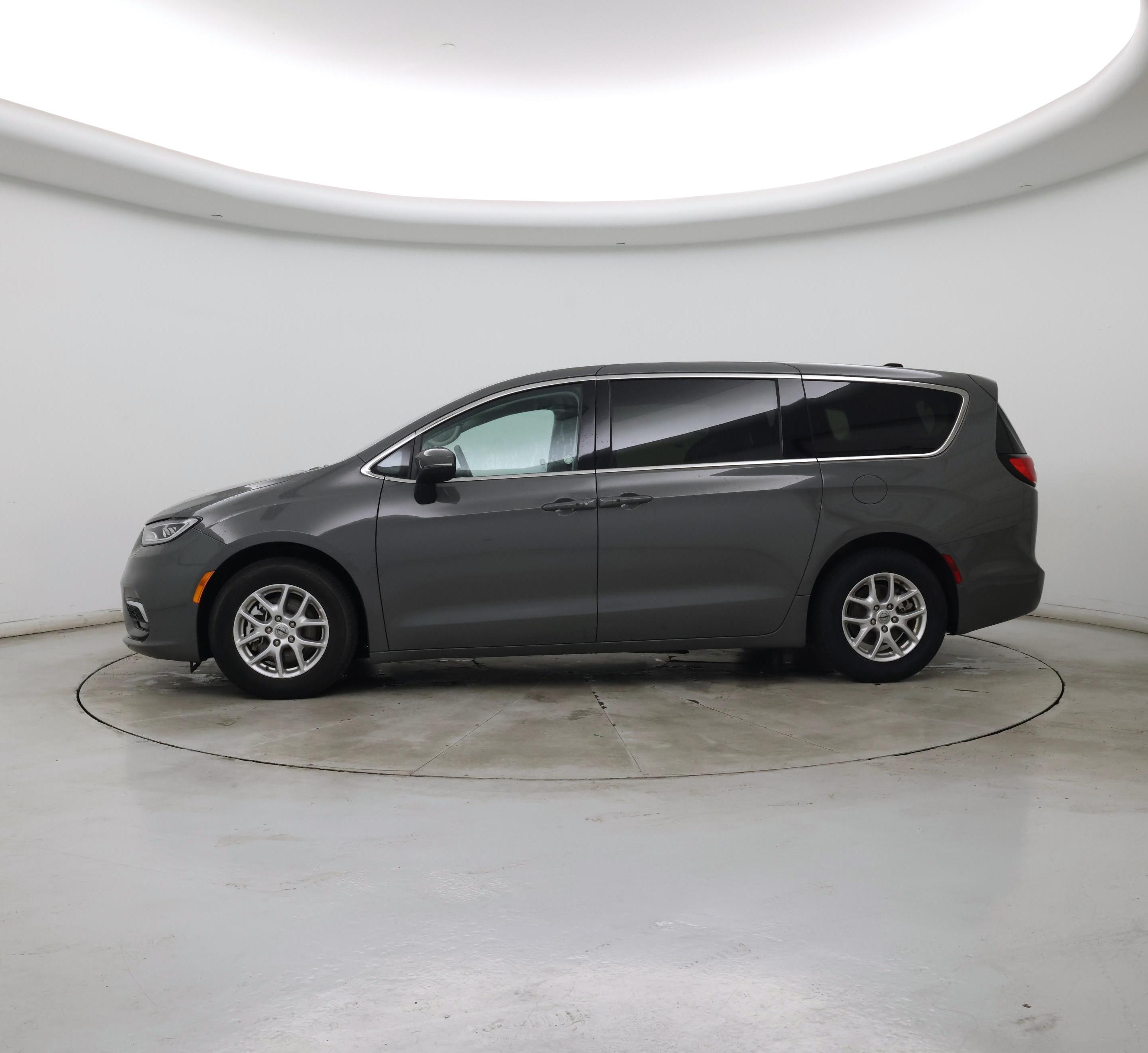 Thumbnail: 2023 Chrysler Pacifica - 3