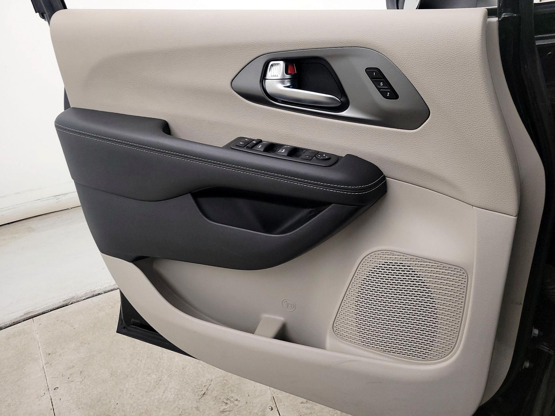 Thumbnail: 2023 Chrysler Pacifica - 12