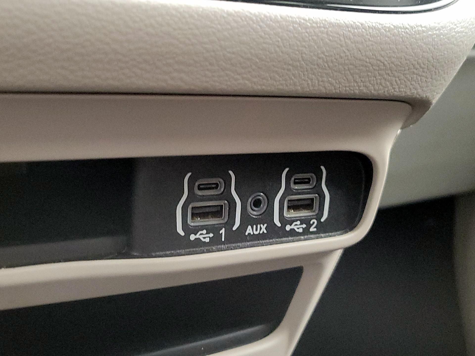 Thumbnail: 2023 Chrysler Pacifica - 18