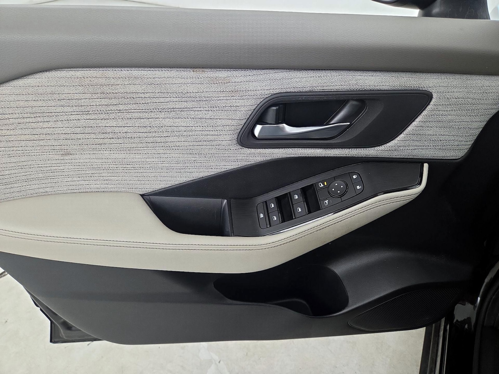 2023 Nissan Rogue SV - Photo 13