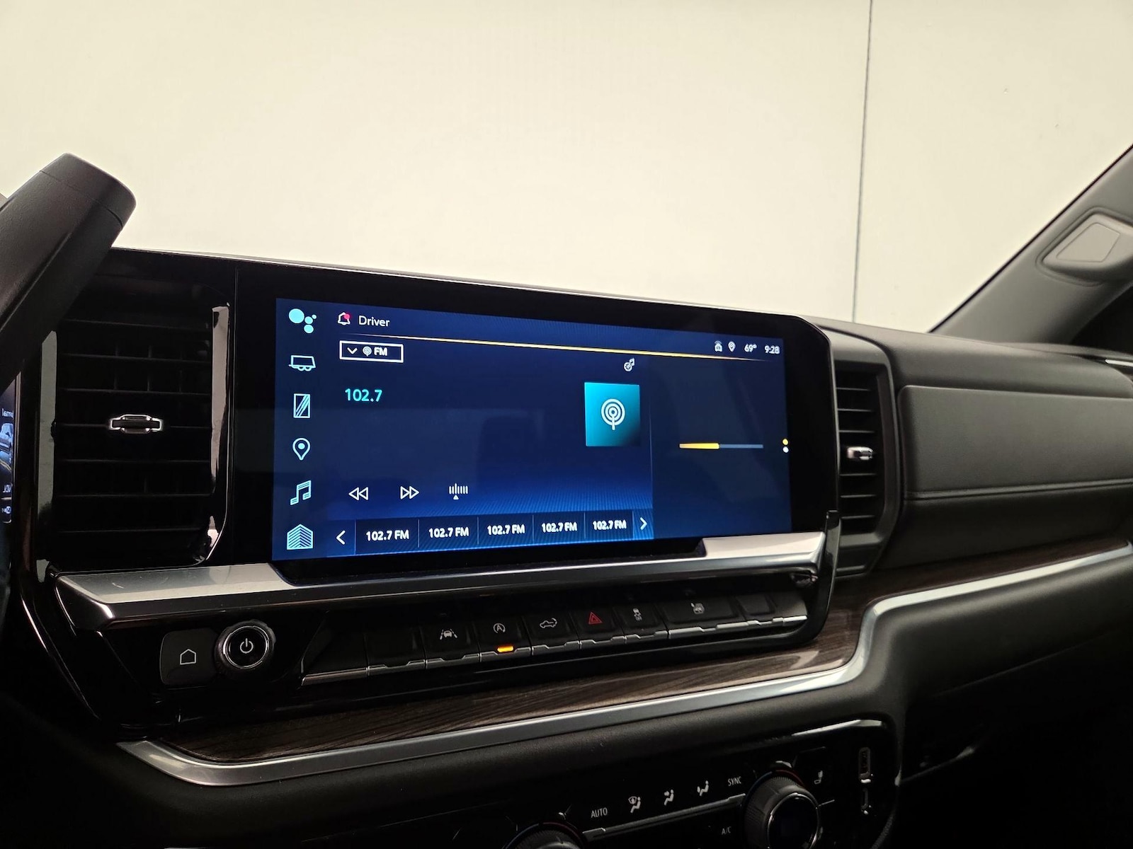 2023 Chevrolet Silverado 1500 LT - Photo 16