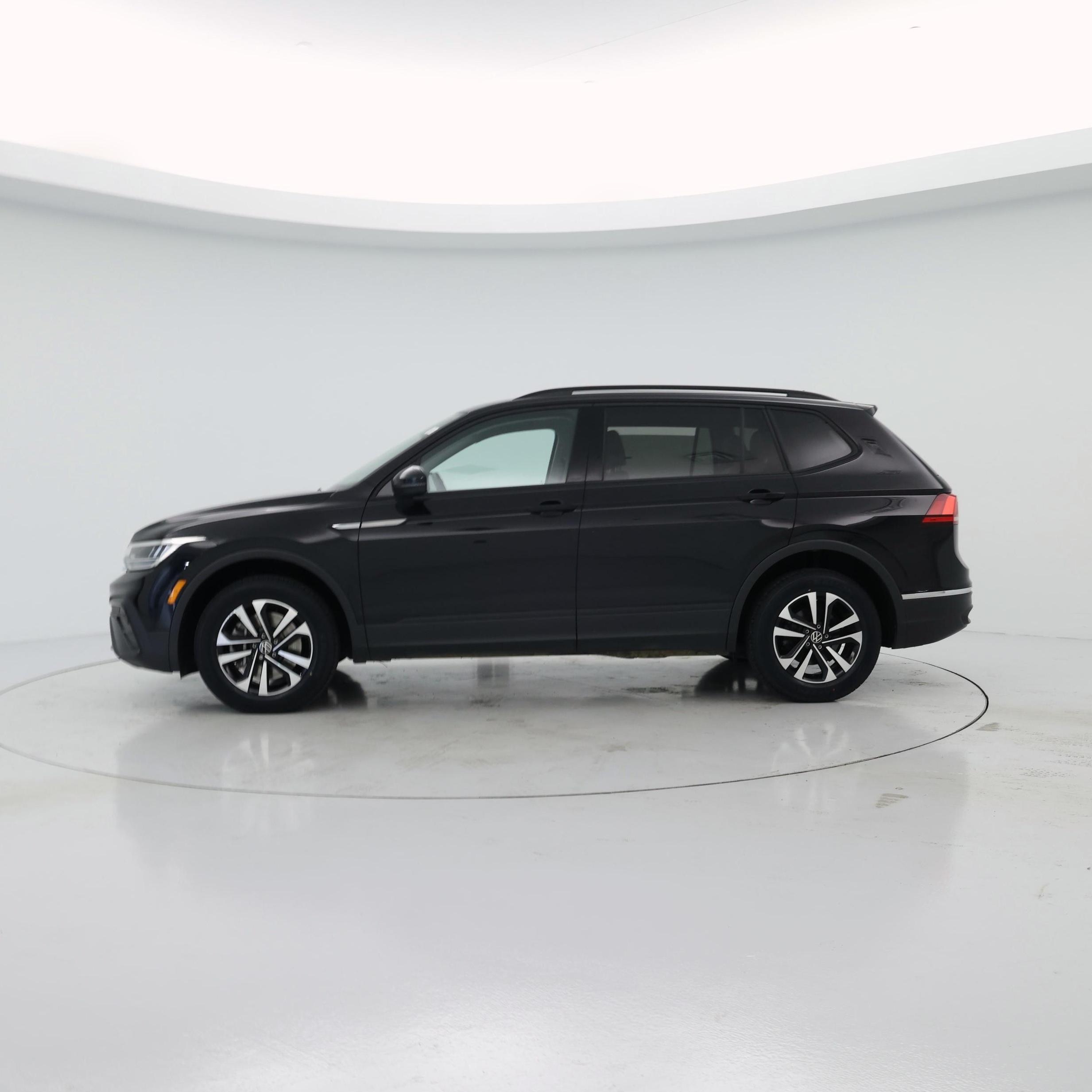 Thumbnail: 2023 Volkswagen Tiguan - 3
